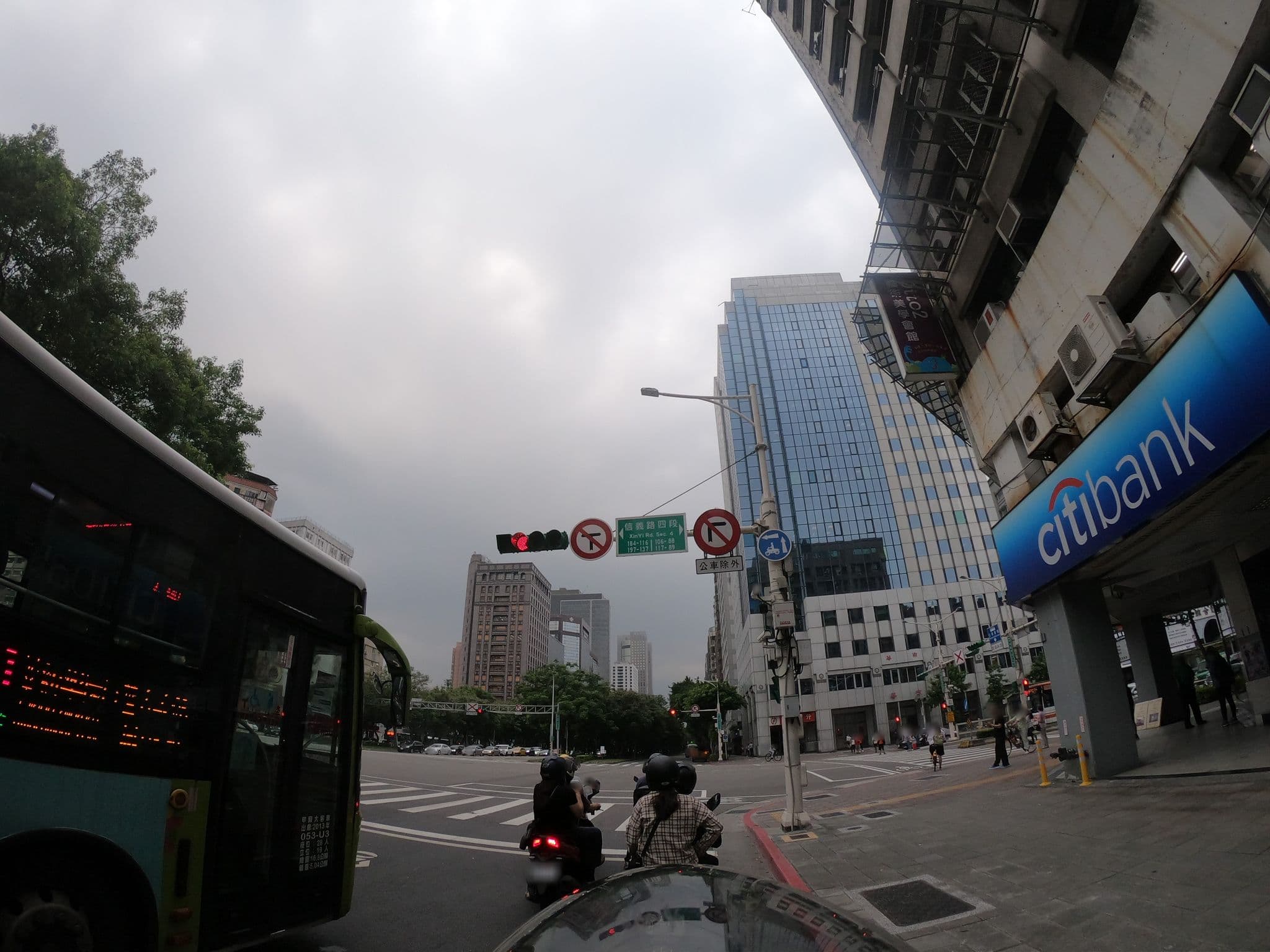 Street view near 臺北怡亨酒店 Éclat Taipei, Taipei — © heretpe2019 (CC BY-SA · Mapillary)