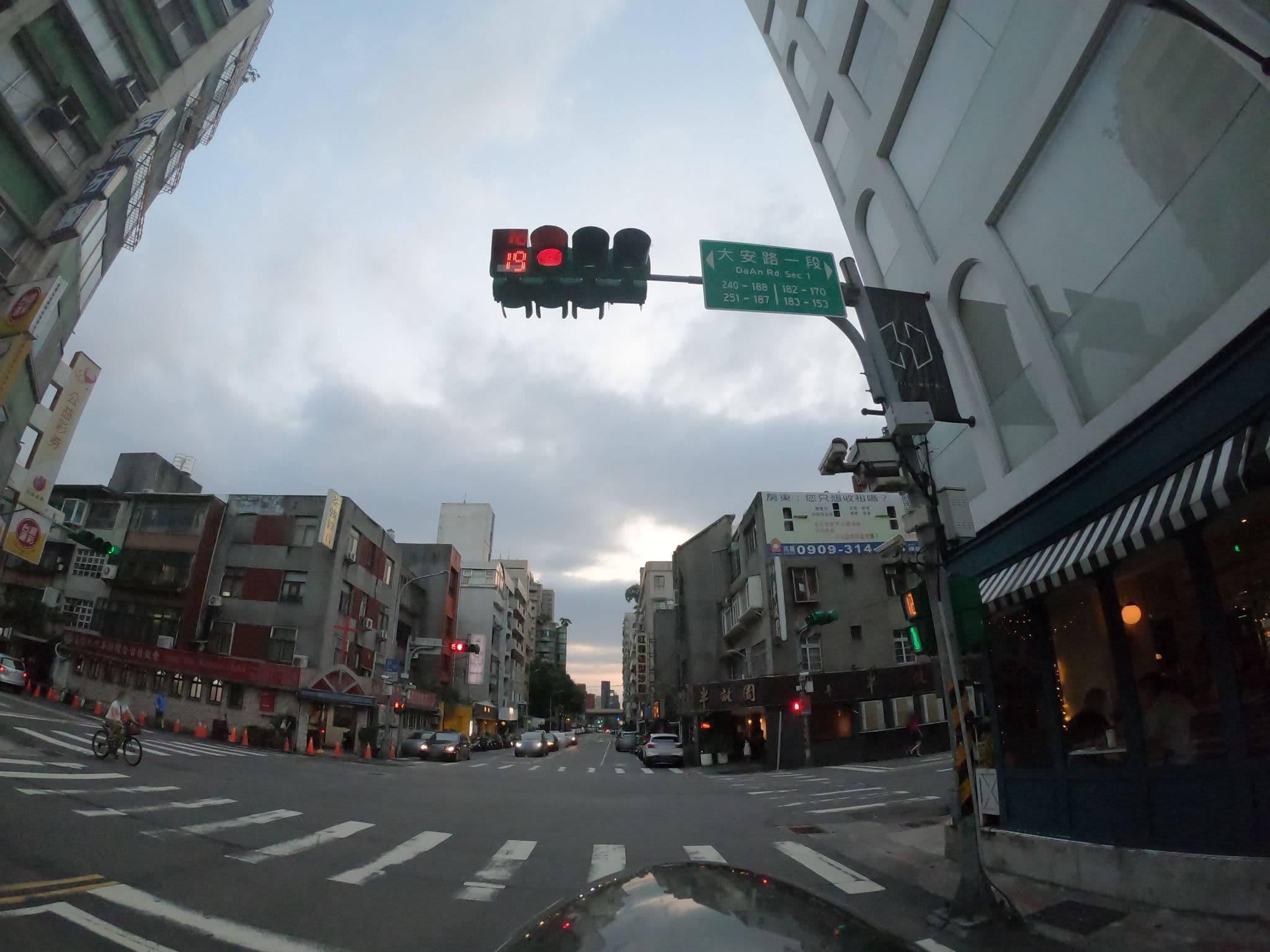 Street view near SWIIO HOTEL, Taipei — © heretpe2019 (CC BY-SA · Mapillary)