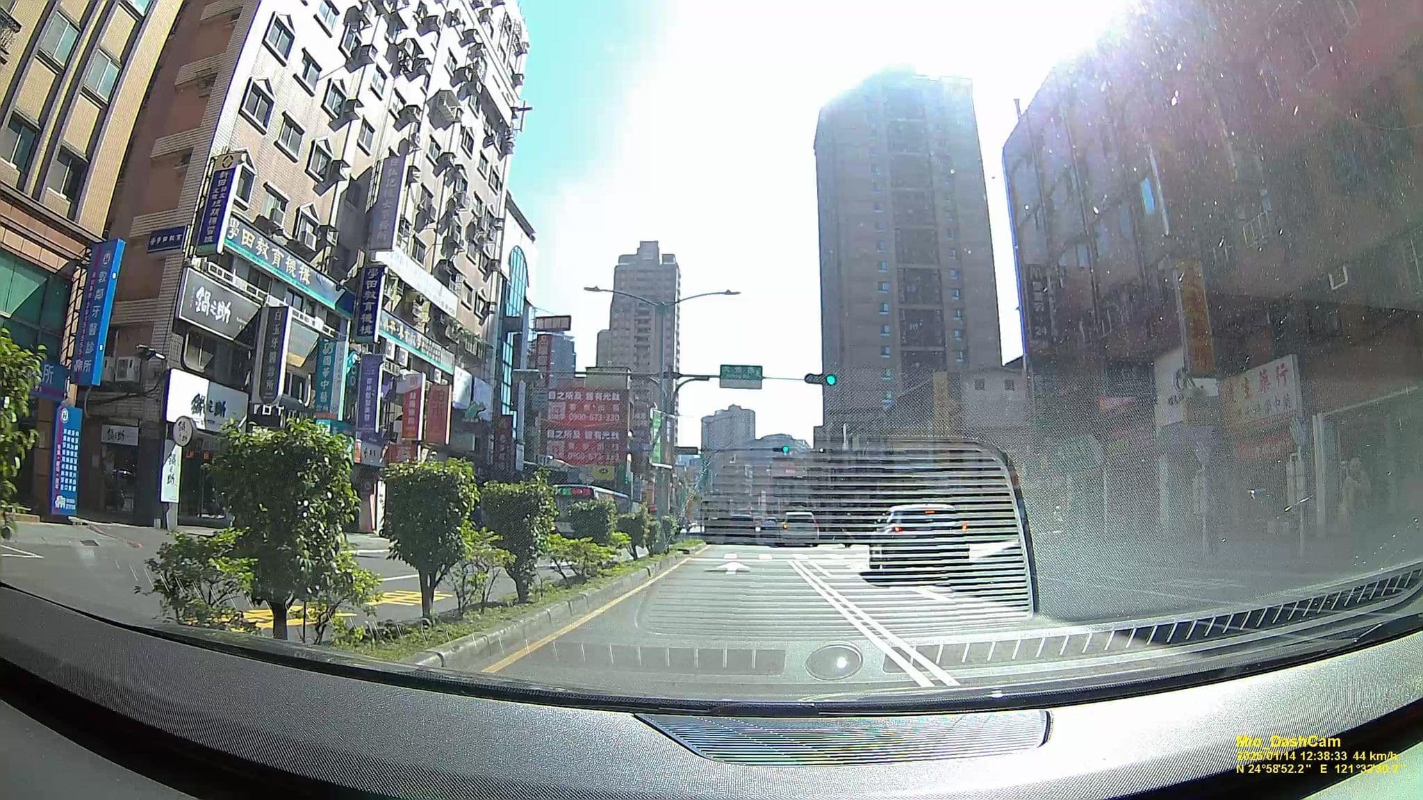 Street view near 黎明旅館, Taipei — © hcyen (CC BY-SA · Mapillary)