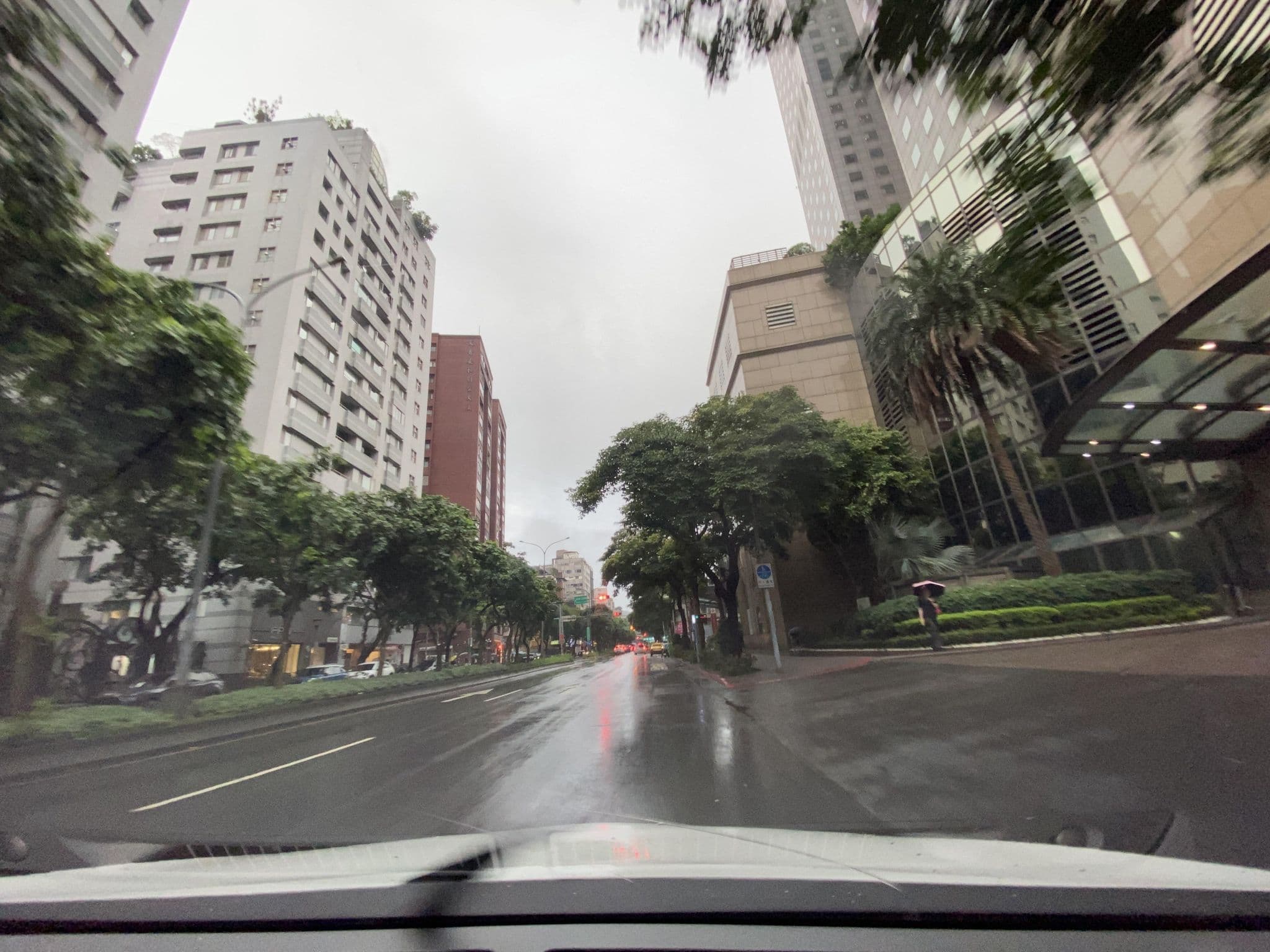 Street view near 香格里拉台北遠東國際大飯店 Shangri-La's Far Eastern Plaza Hotel, Taipei — © irvinfly (CC BY-SA · Mapillary)