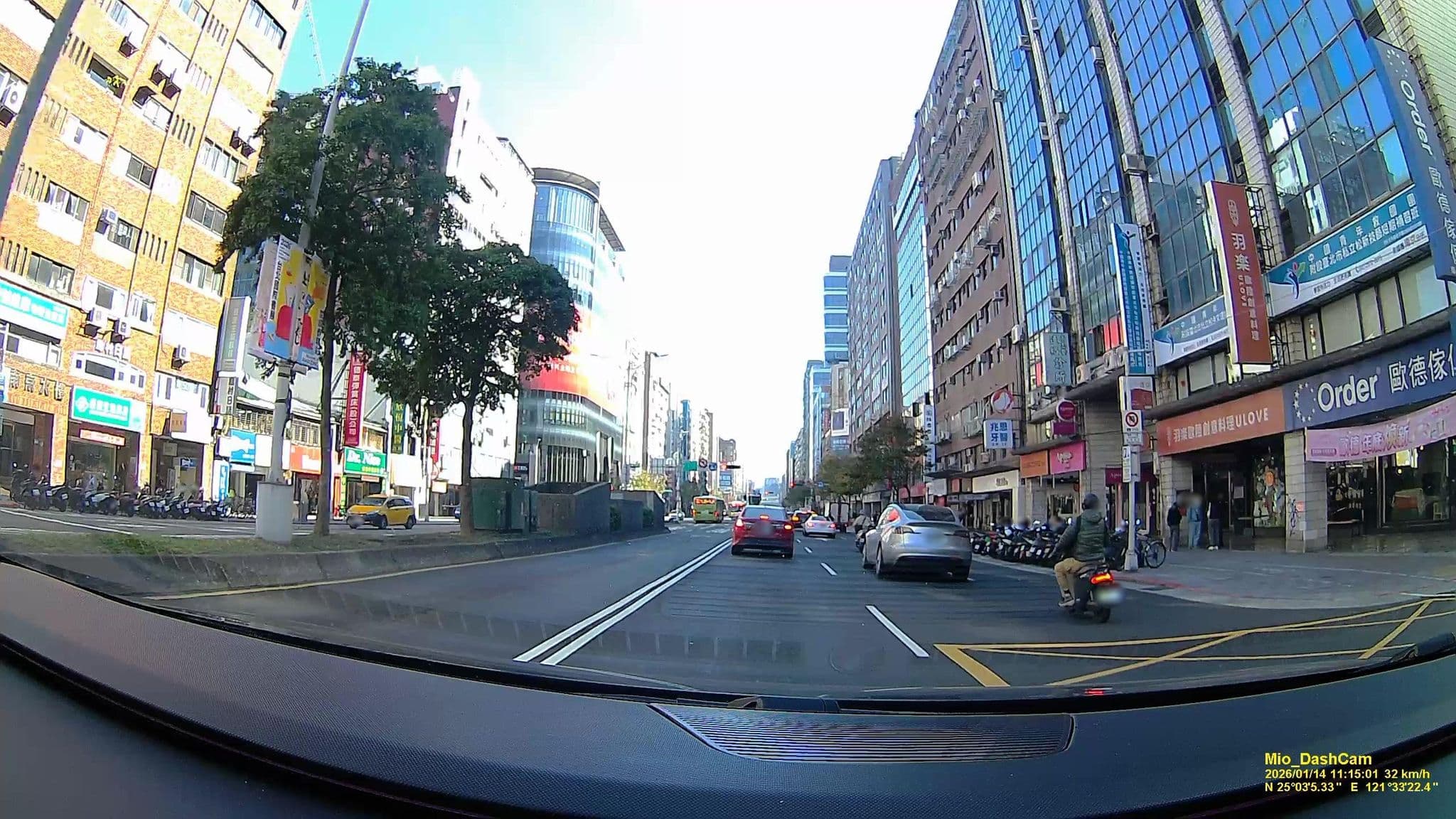 Street view near Hej Taipei Arena Hotel, Taipei — © hcyen (CC BY-SA · Mapillary)