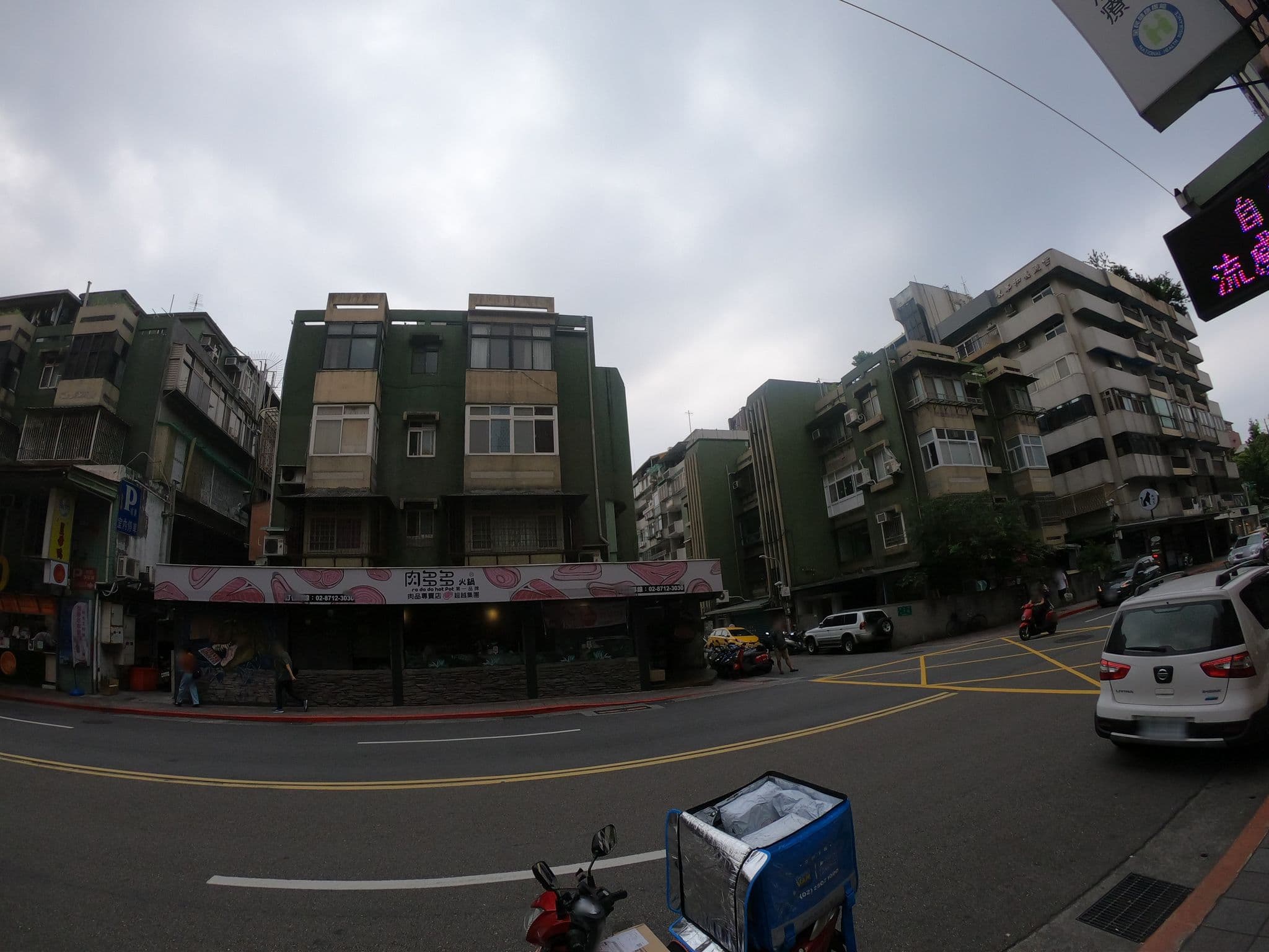Street view near 東華飯店, Taipei — © heretpe2019 (CC BY-SA · Mapillary)
