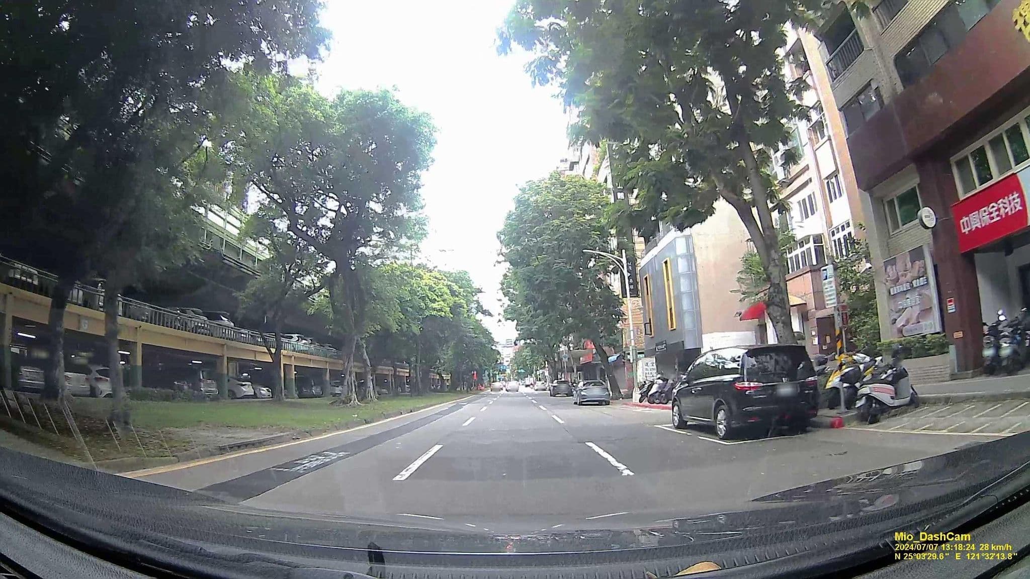 Street view near 比堤飯店 Pretty Hotel, Taipei — © hcyen (CC BY-SA · Mapillary)