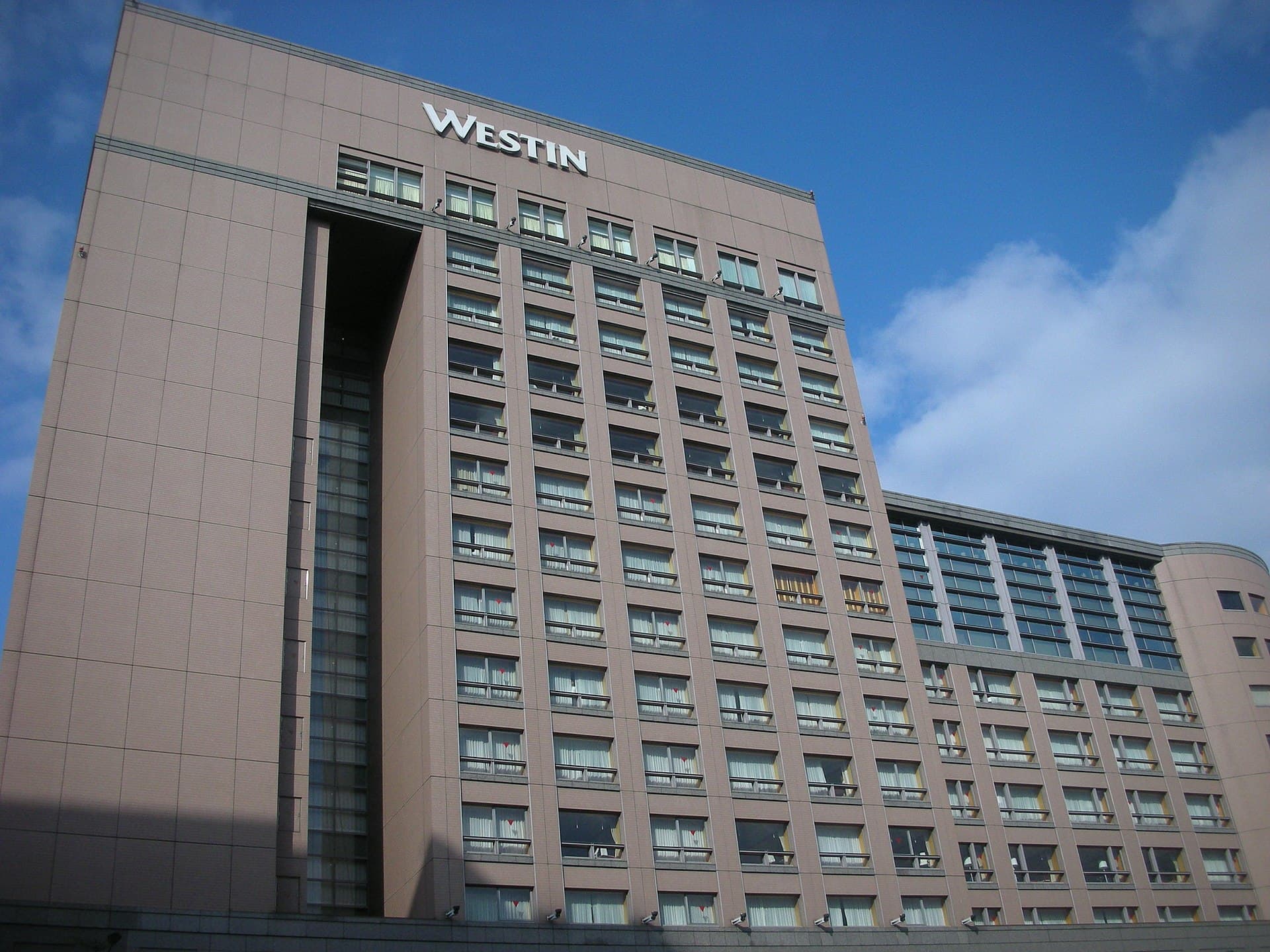 臺北威斯汀大飯店 The Westin Taipei (via Wikimedia Commons, CC BY 3.0)