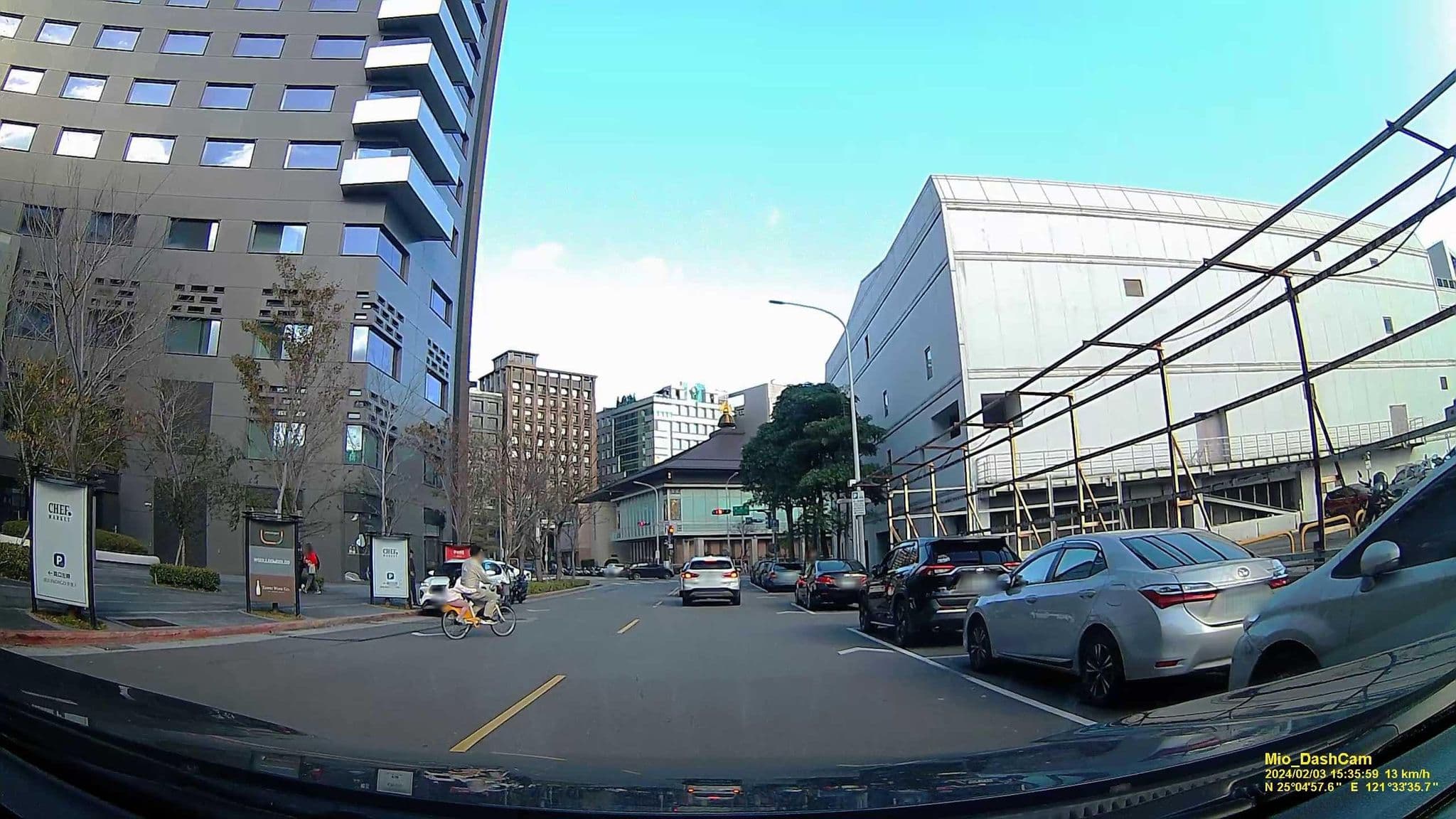 Street view near Hotel Indigo Taipei North, Neihu — © hcyen (CC BY-SA · Mapillary)
