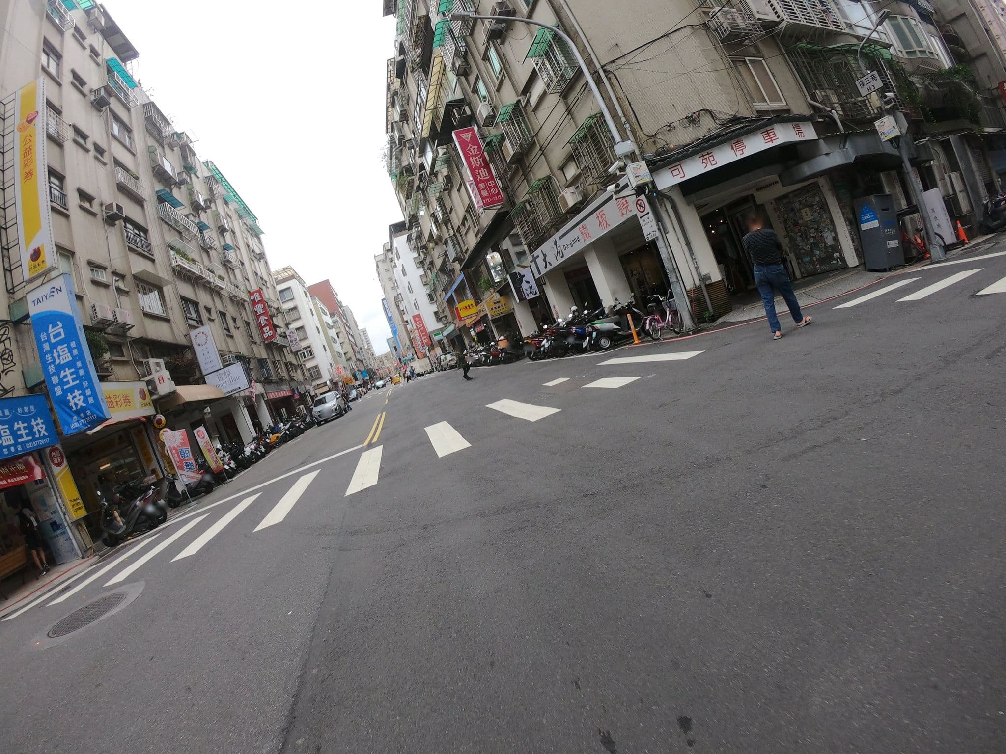 Street view near Stay & Gold Apartment, Taipei — © heretpe2019 (CC BY-SA · Mapillary)