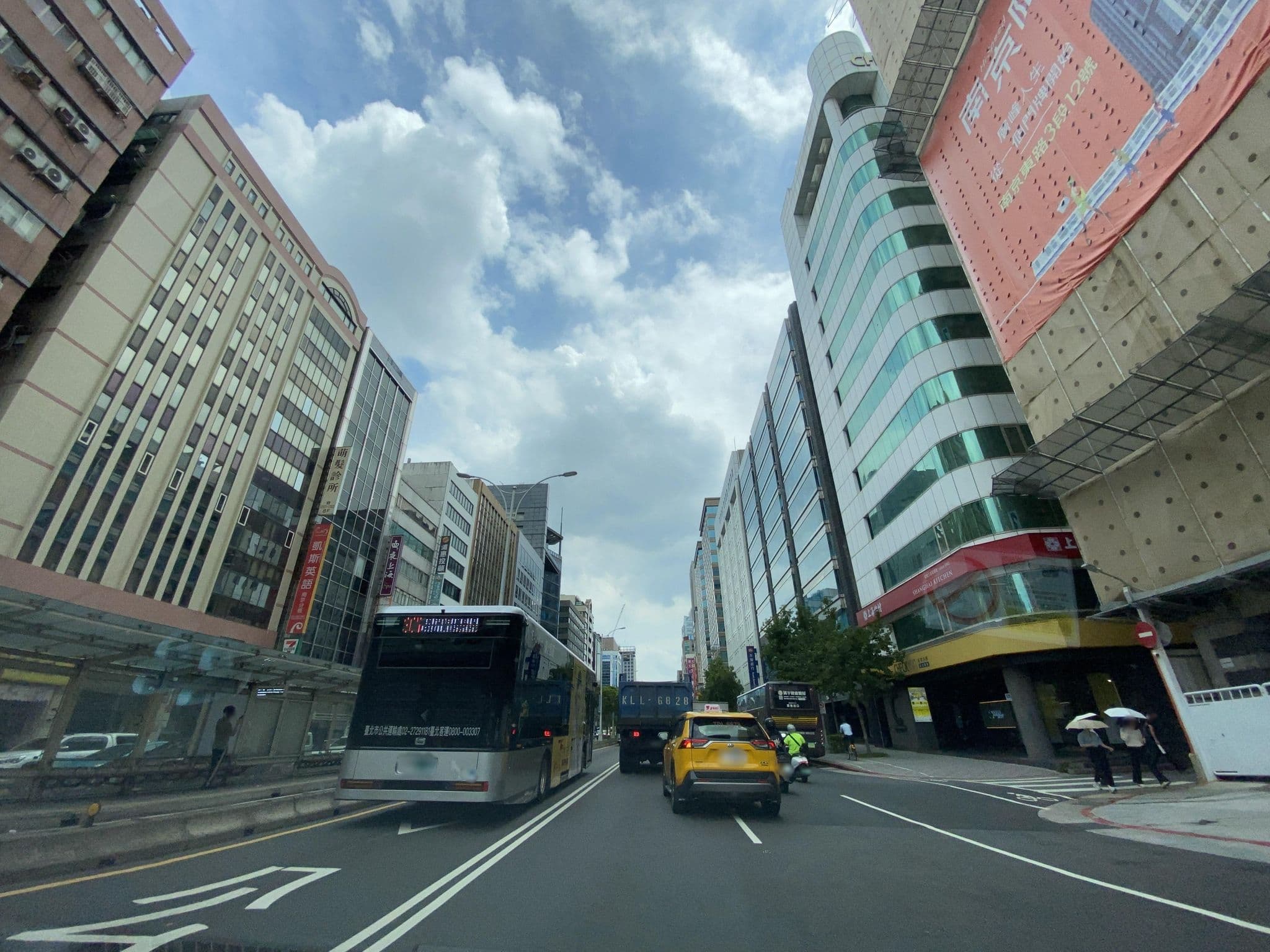 Street view near Check Inn Hotel Nanjing, Taipei — © irvinfly (CC BY-SA · Mapillary)