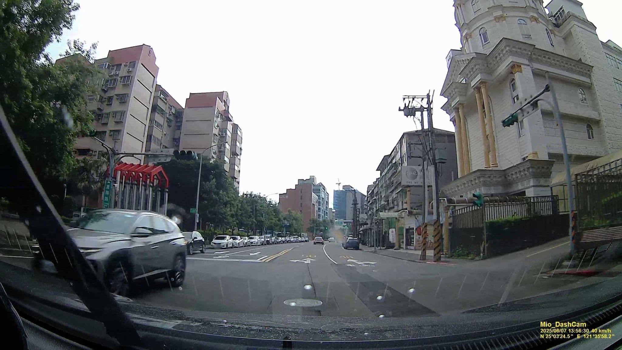 Street view near 法皇商務飯店 King Of France Palace Hotel, Neihu — © hcyen (CC BY-SA · Mapillary)