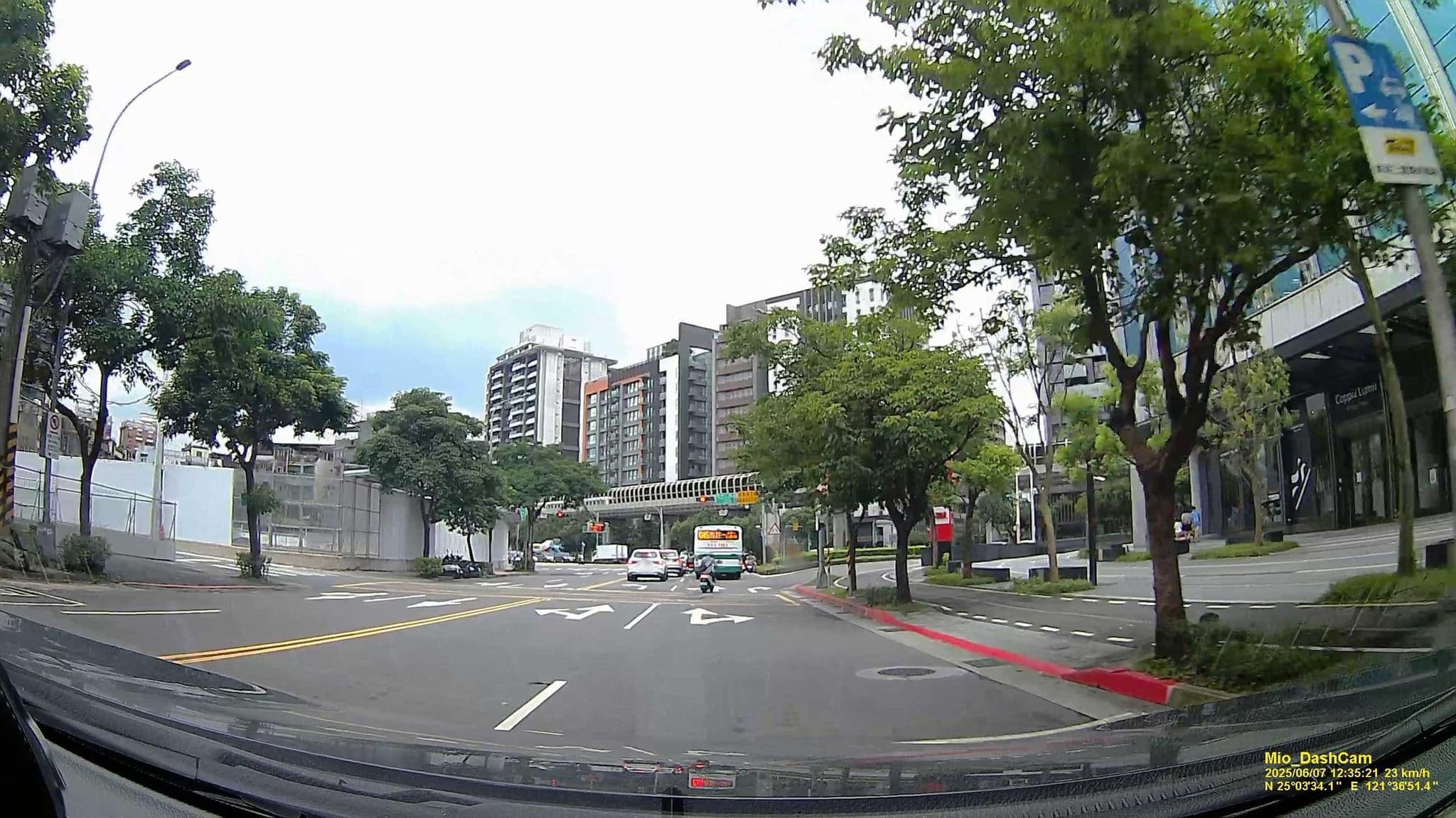 Street view near 南港老爺行旅, Neihu — © hcyen (CC BY-SA · Mapillary)
