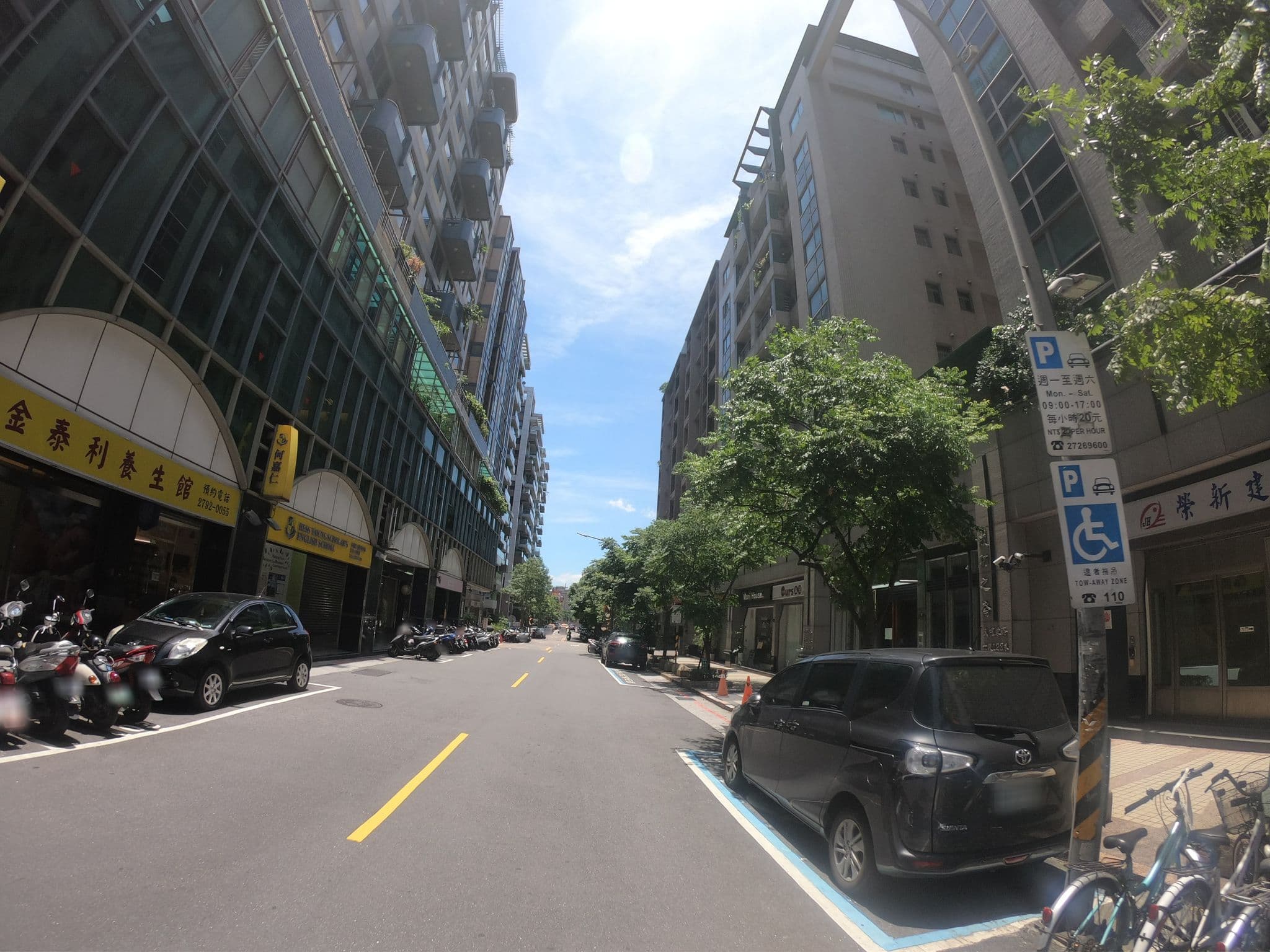 Street view near 富信大飯店, Neihu — © heretpe2019 (CC BY-SA · Mapillary)
