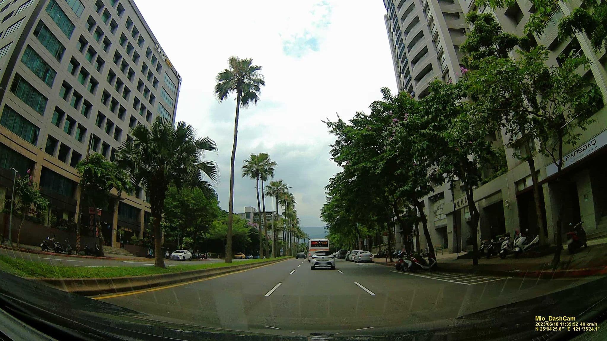 Street view near La Maison Hotel 宜家商旅, Neihu — © hcyen (CC BY-SA · Mapillary)