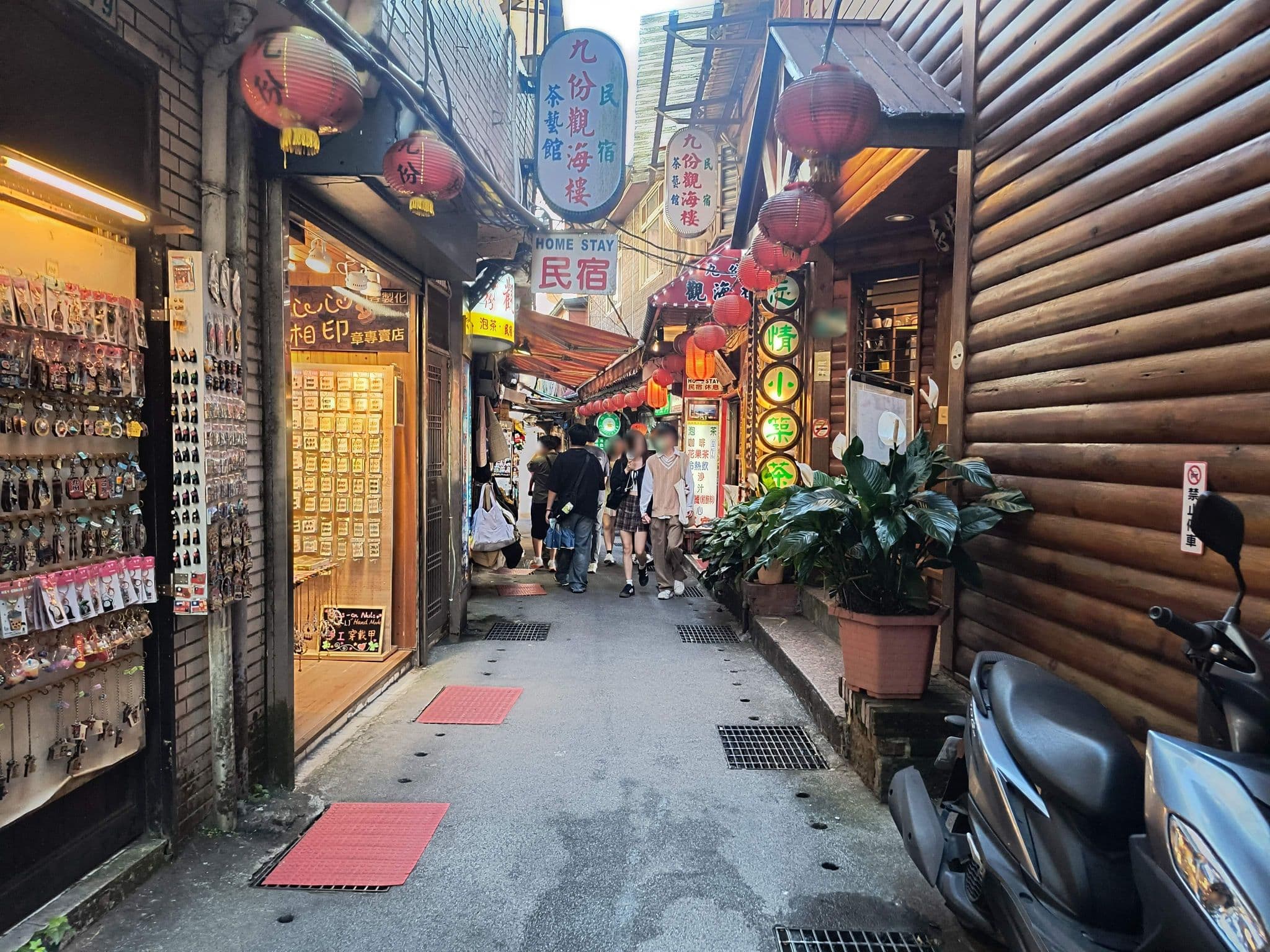 Street view near Something Easy Inn, Jiufen — © mapeadora (CC BY-SA · Mapillary)
