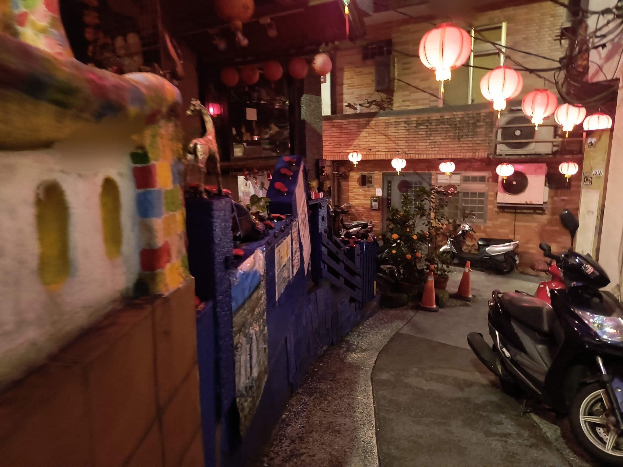Street view near 九重町客棧 The Chiu Chunt Dint Inn, Jiufen — © mapeadora (CC BY-SA · Mapillary)