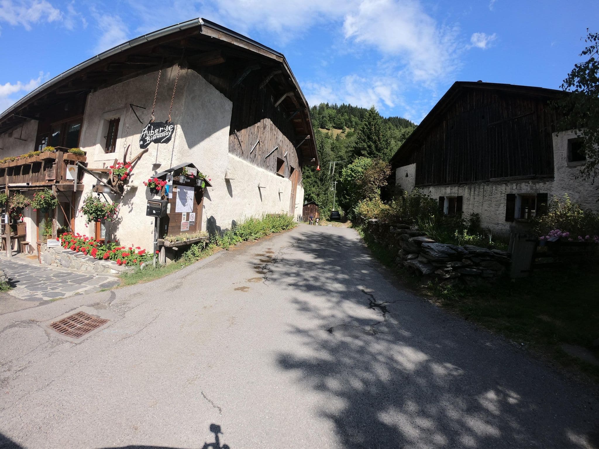 Street view near Auberge de Bionnassay, Saint-Gervais-les-Bains — © joostjakob (CC BY-SA · Mapillary)