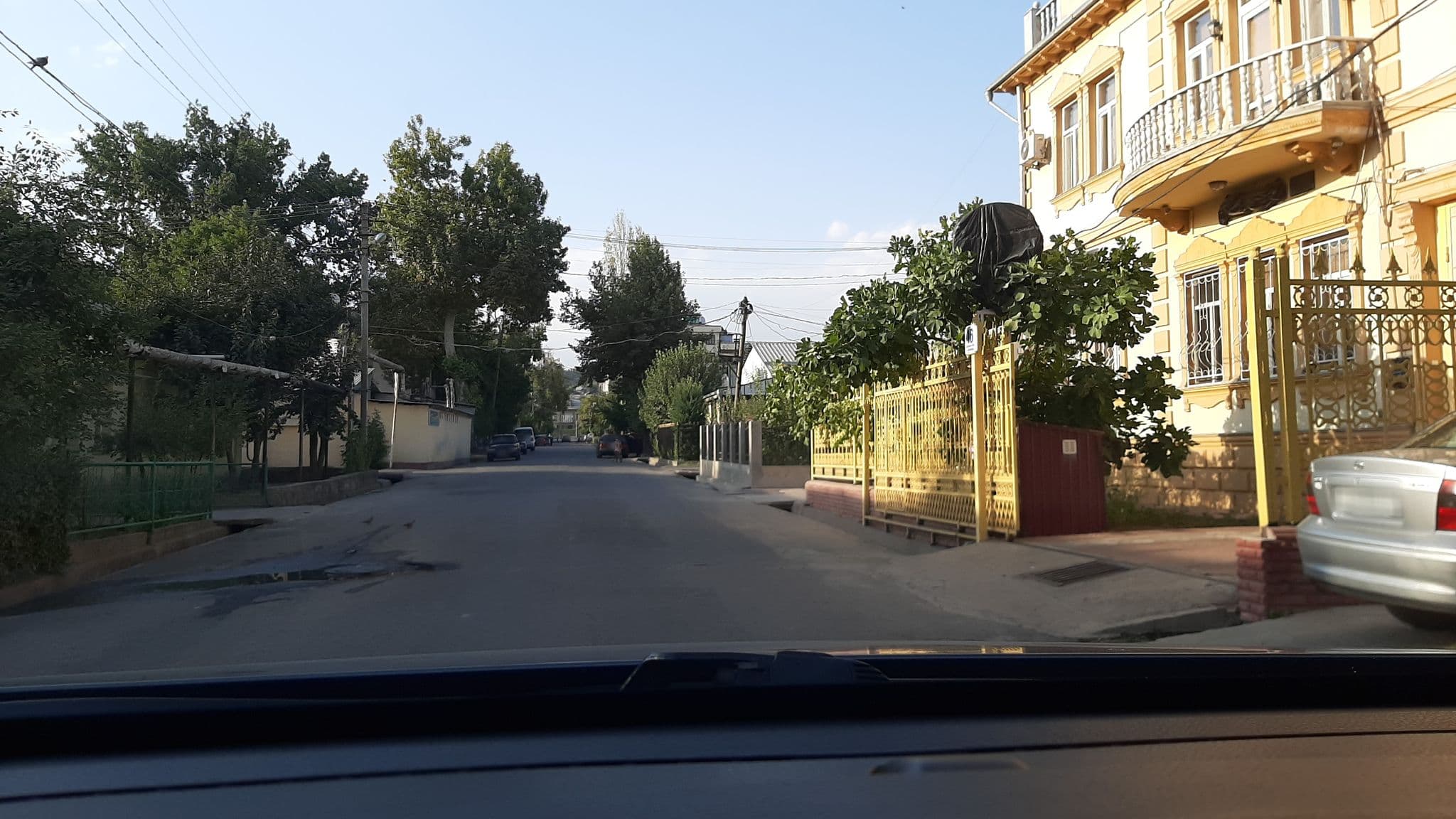 Street view near Yeti Hostel, Dushanbe — © krah (CC BY-SA · Mapillary)