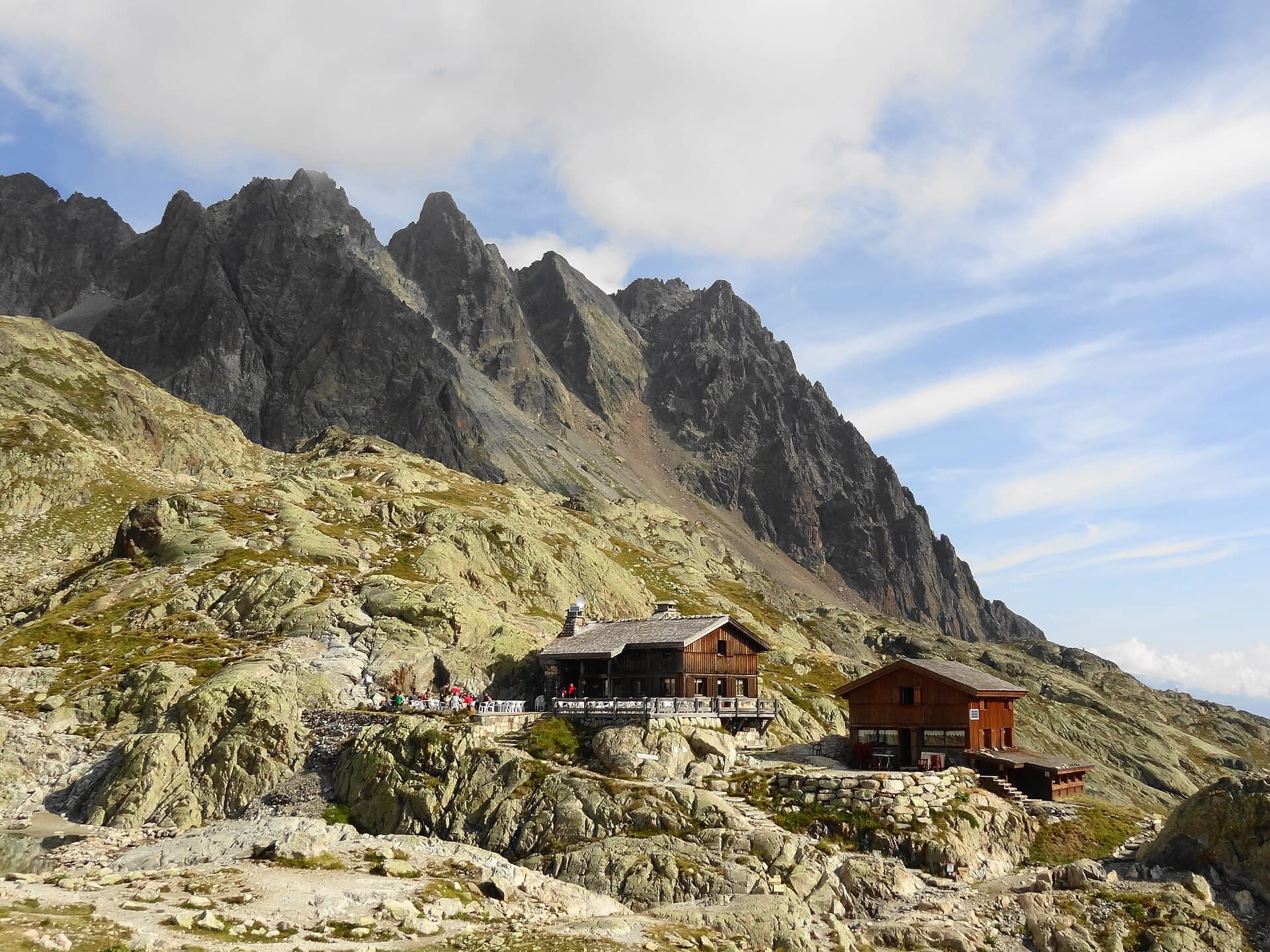 Refuge du Lac Blanc (via Wikimedia Commons, CC BY-SA 3.0)