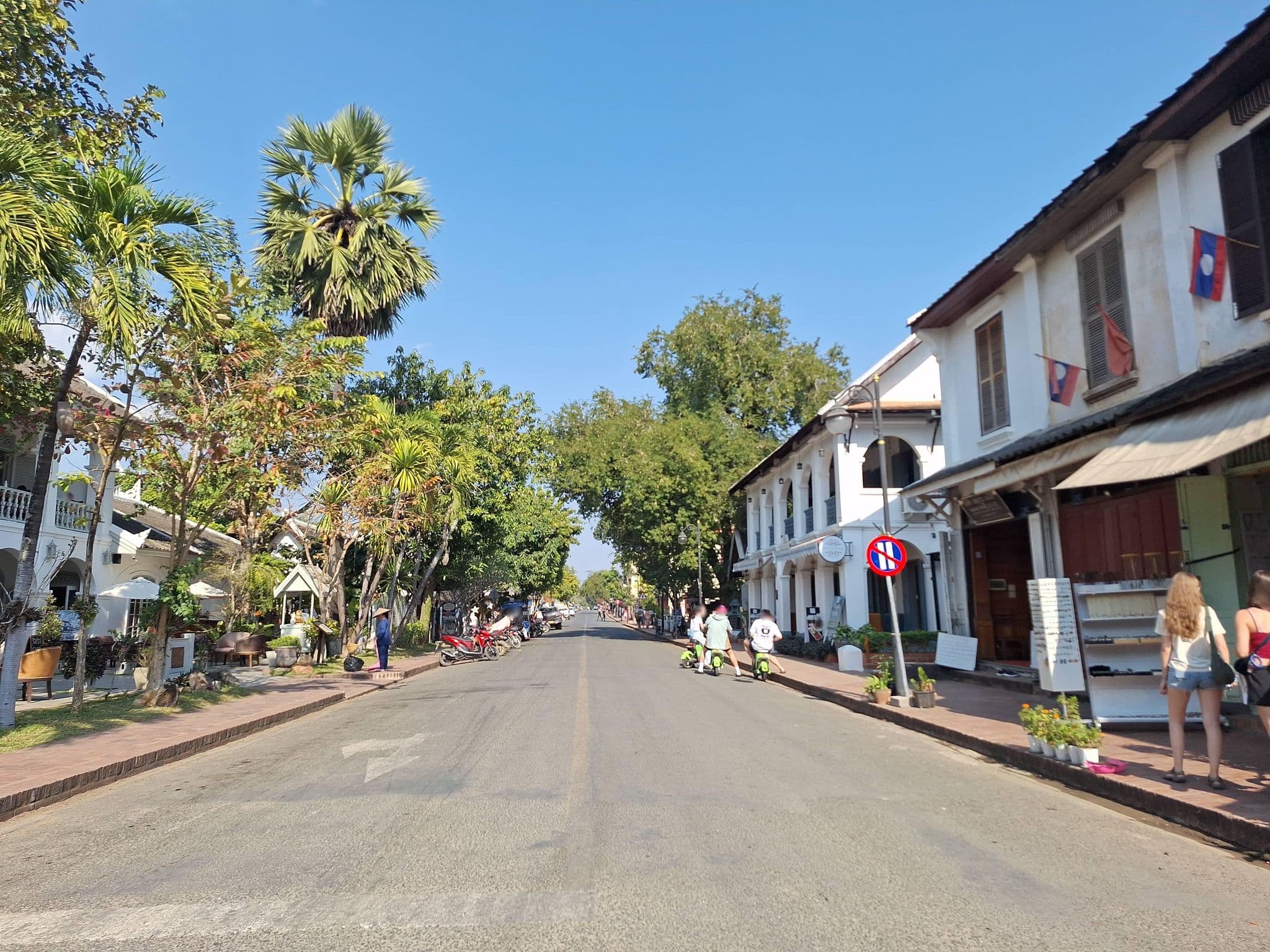 Street view near Villa Santi Hotel Luang Prabang, Luang Prabang — © Oby (CC BY-SA · Mapillary)
