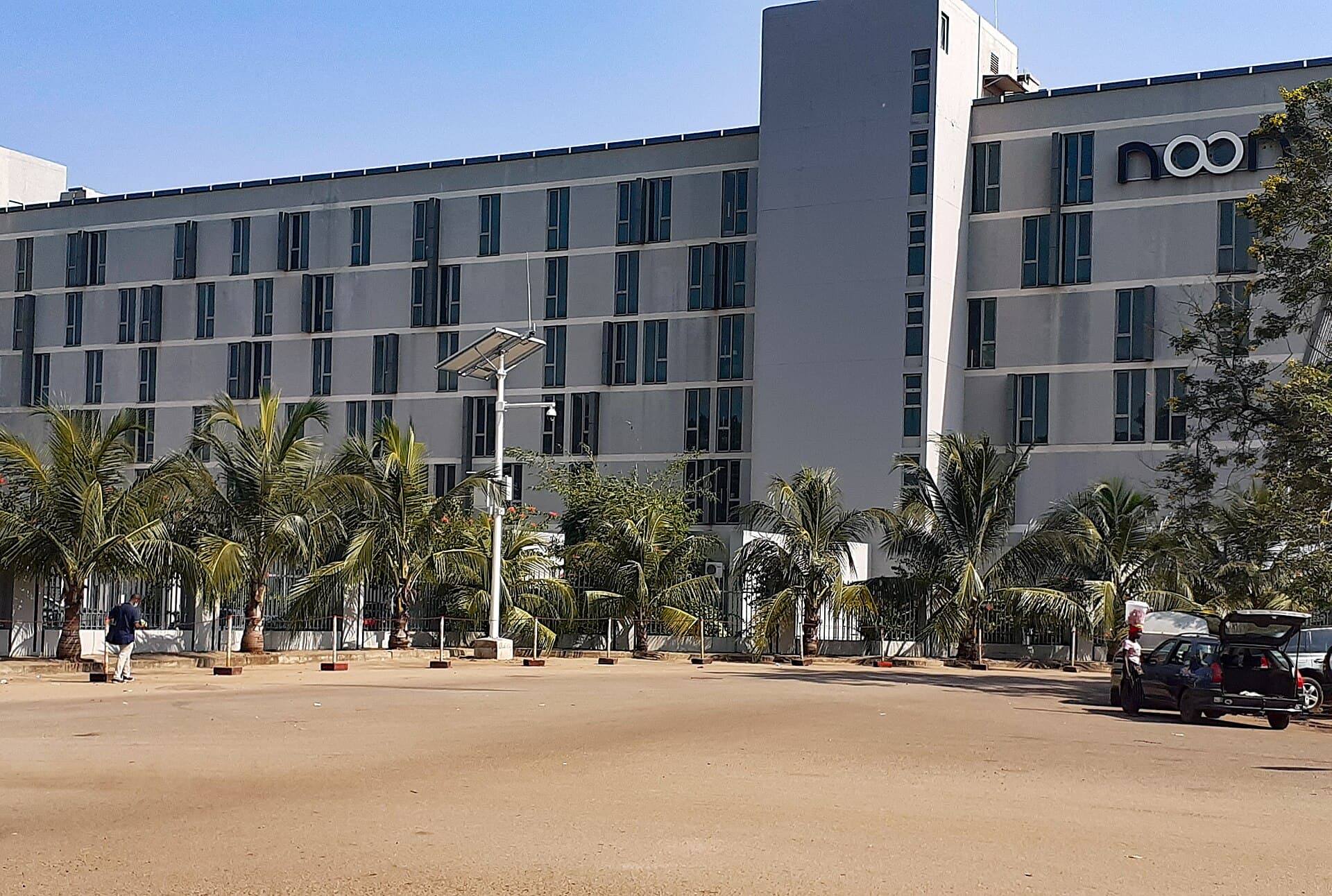 Noom Hotel Conakry (via Wikimedia Commons, CC BY-SA 4.0)
