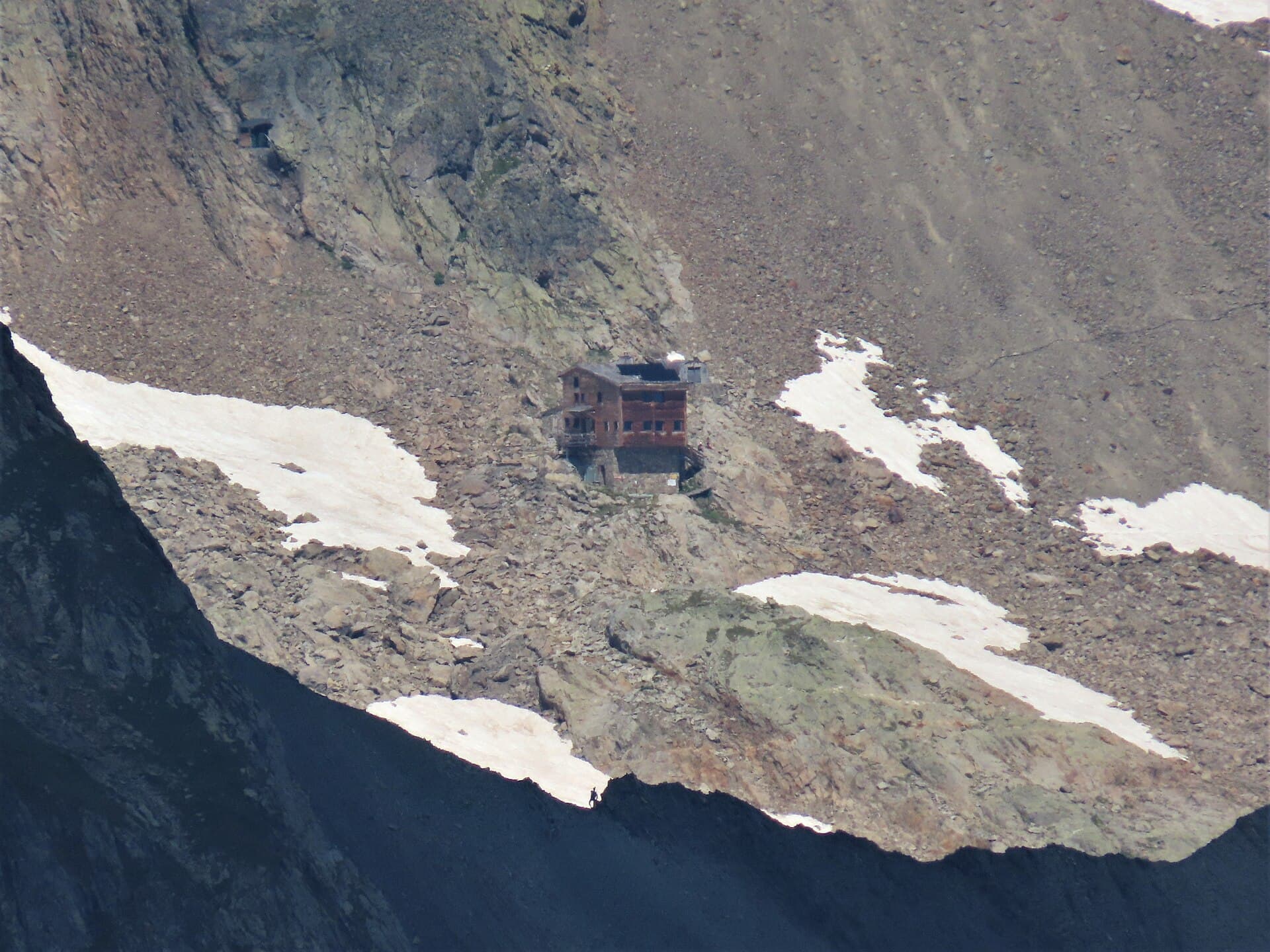 Refuge Robert-Blanc (via Wikimedia Commons, CC BY-SA 4.0)