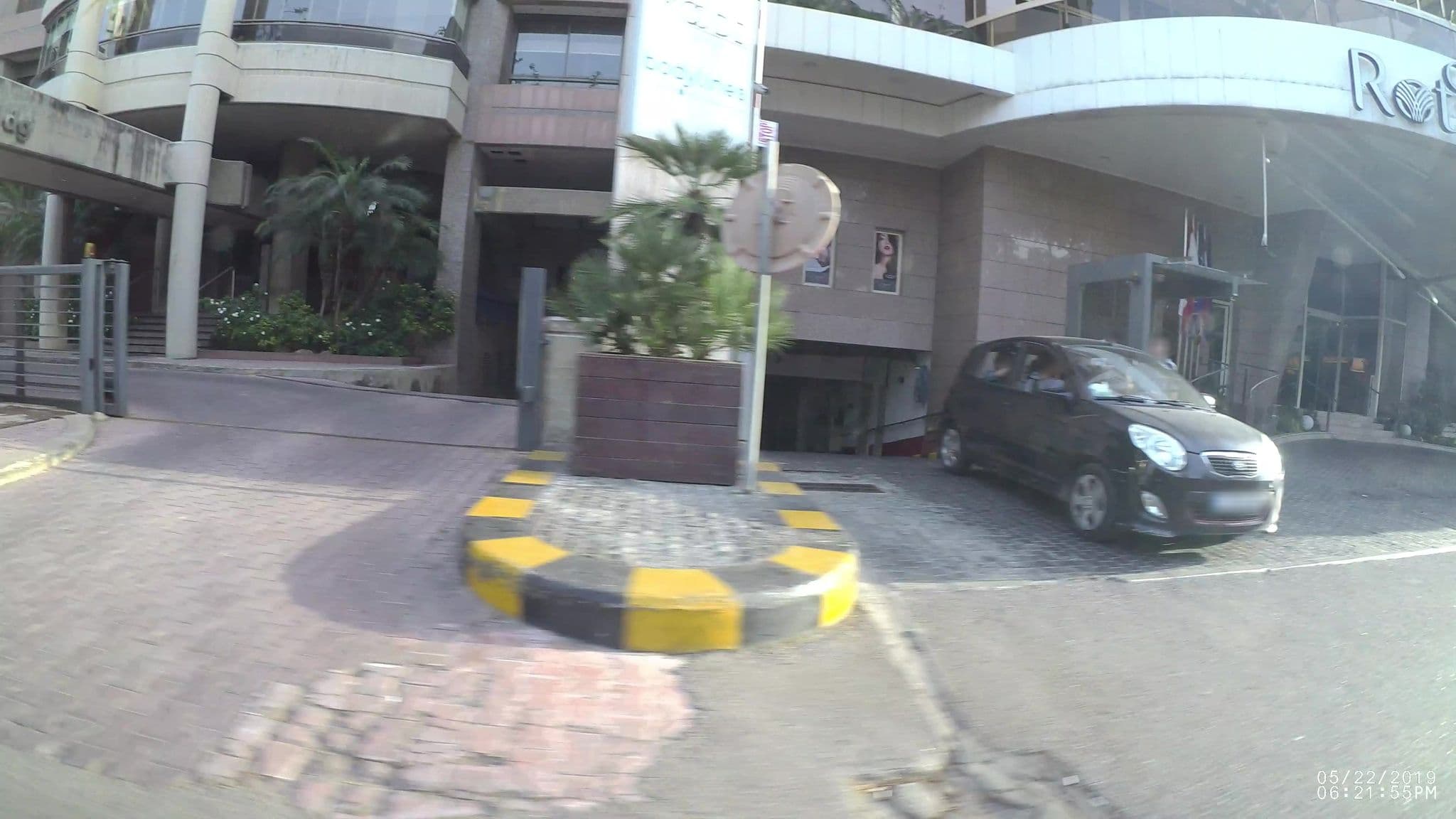 Street view near Gefinor Pool roof top, Ra’s Bayrūt — © kaartcam (CC BY-SA · Mapillary)