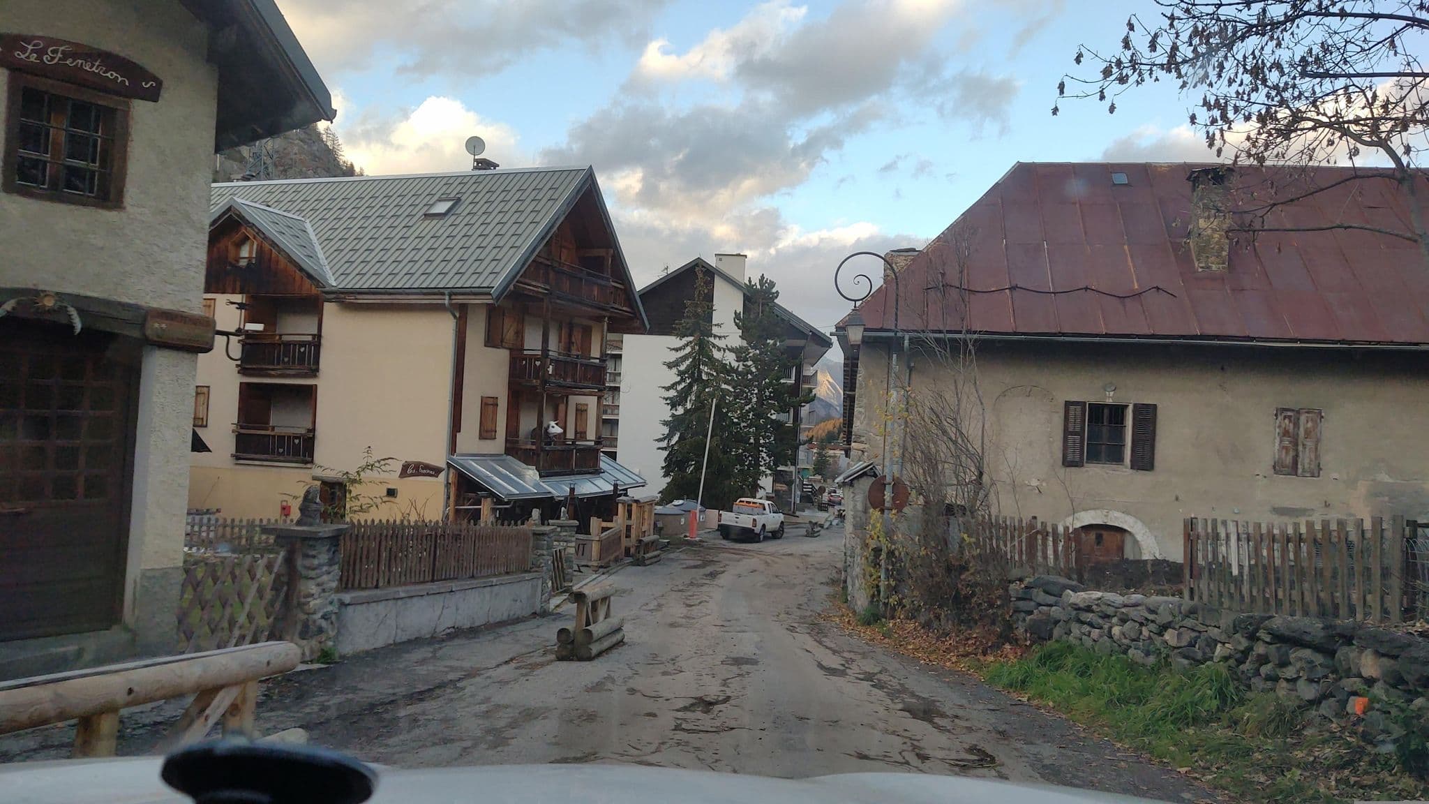 Street view near Les Fascines, Valloire — © MatthieuF4FNE (CC BY-SA · Mapillary)
