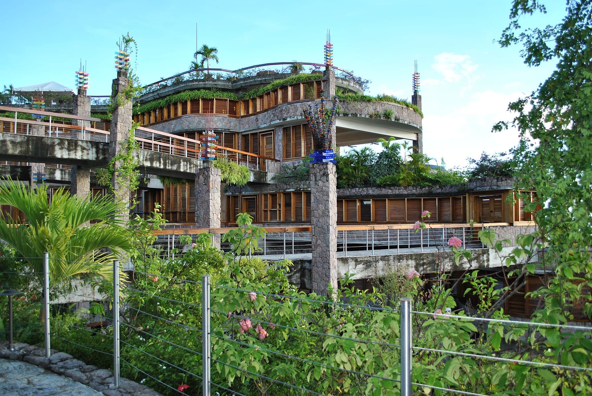Jade Mountain (via Wikimedia Commons, CC BY-SA 4.0)