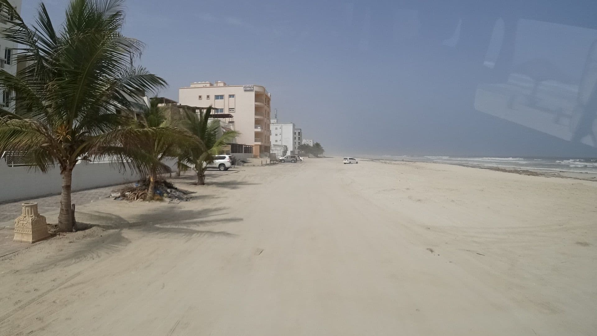 Street view near beach spa, Şalālah — © vbombaerts (CC BY-SA · Mapillary)
