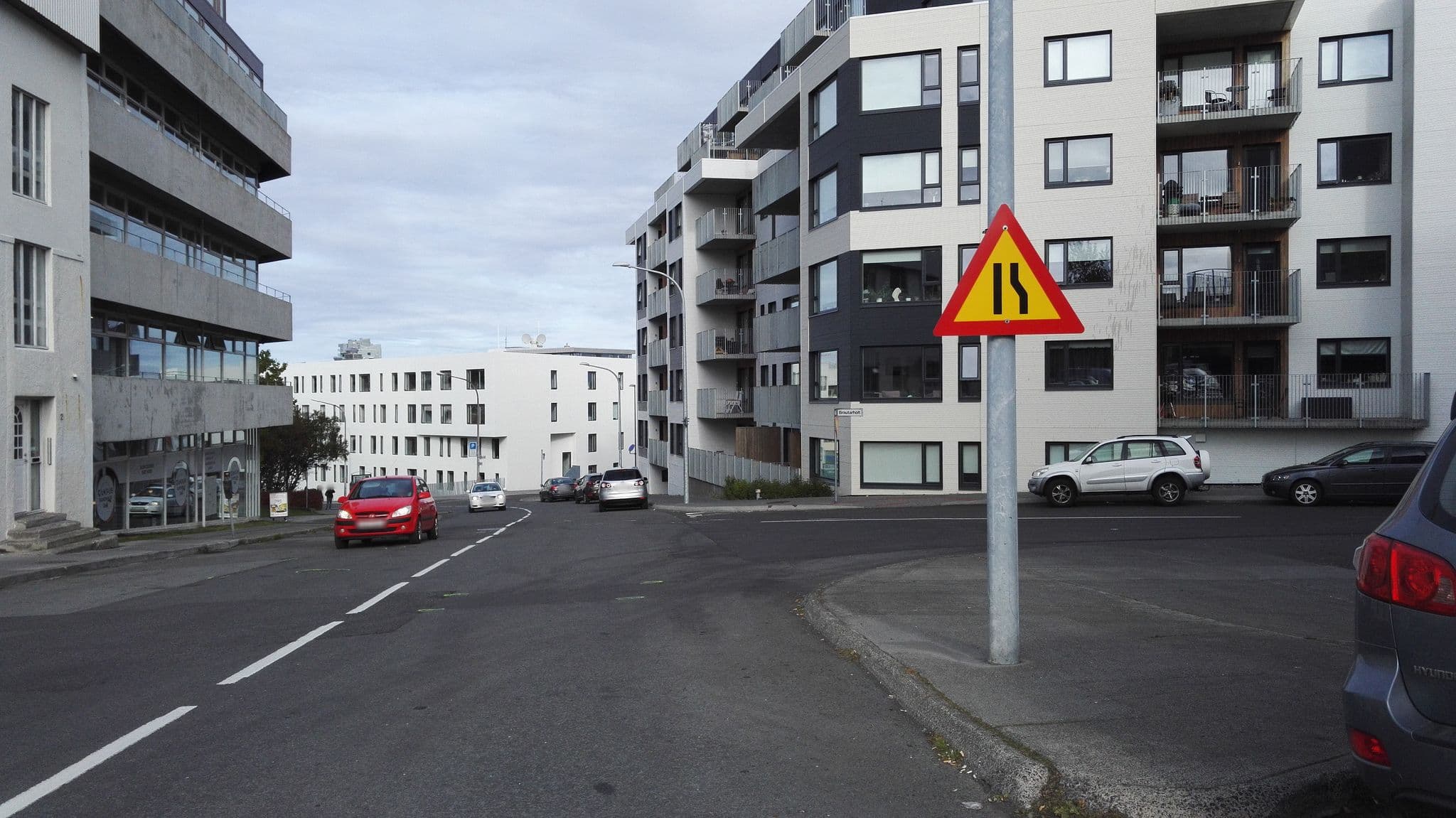 Street view near Brautarholt 2, Reykjavík — © krm (CC BY-SA · Mapillary)