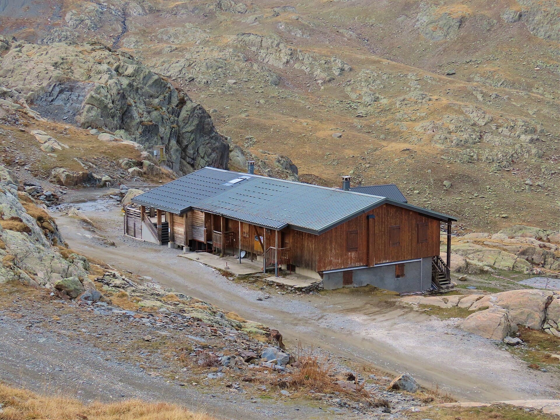 Refuge de l'Étendard (via Wikimedia Commons, CC BY-SA 4.0)