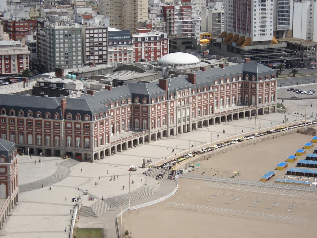 Hotel Casino (via Wikimedia Commons, CC BY-SA 2.0)