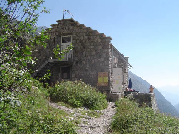 Refuge des Bans (via Wikimedia Commons, CC BY-SA 2.0 fr)