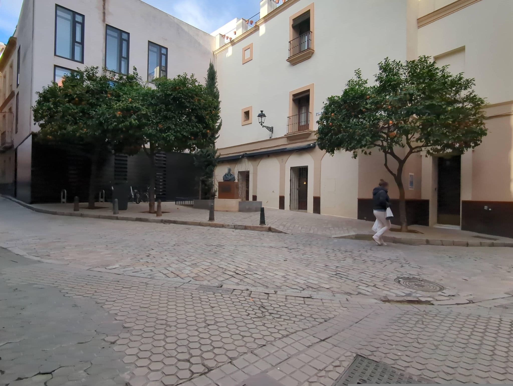 Street view near One&Lux Byron Suites, Sevilla — © miguel_andrade (CC BY-SA · Mapillary)