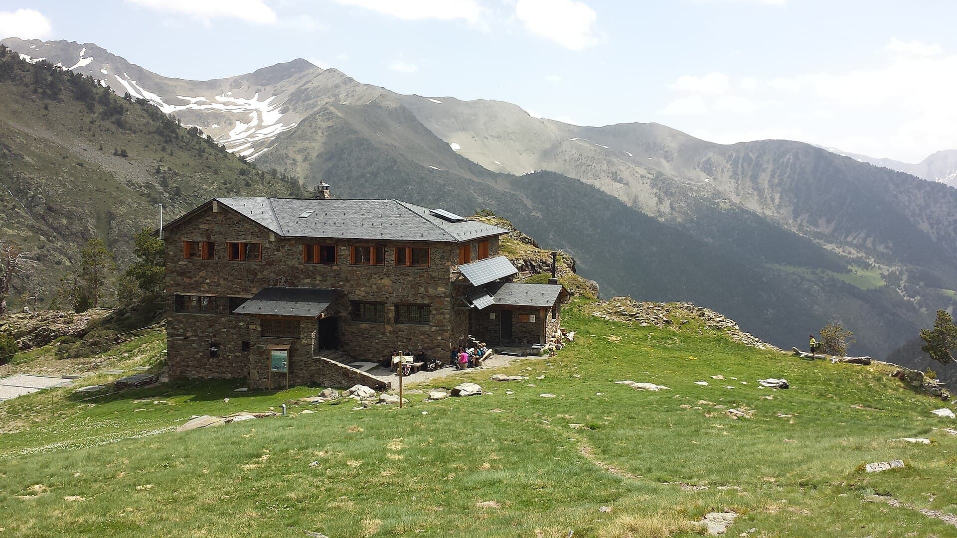 Refugi Coma Pedrosa (via Wikimedia Commons, CC BY-SA 2.0)