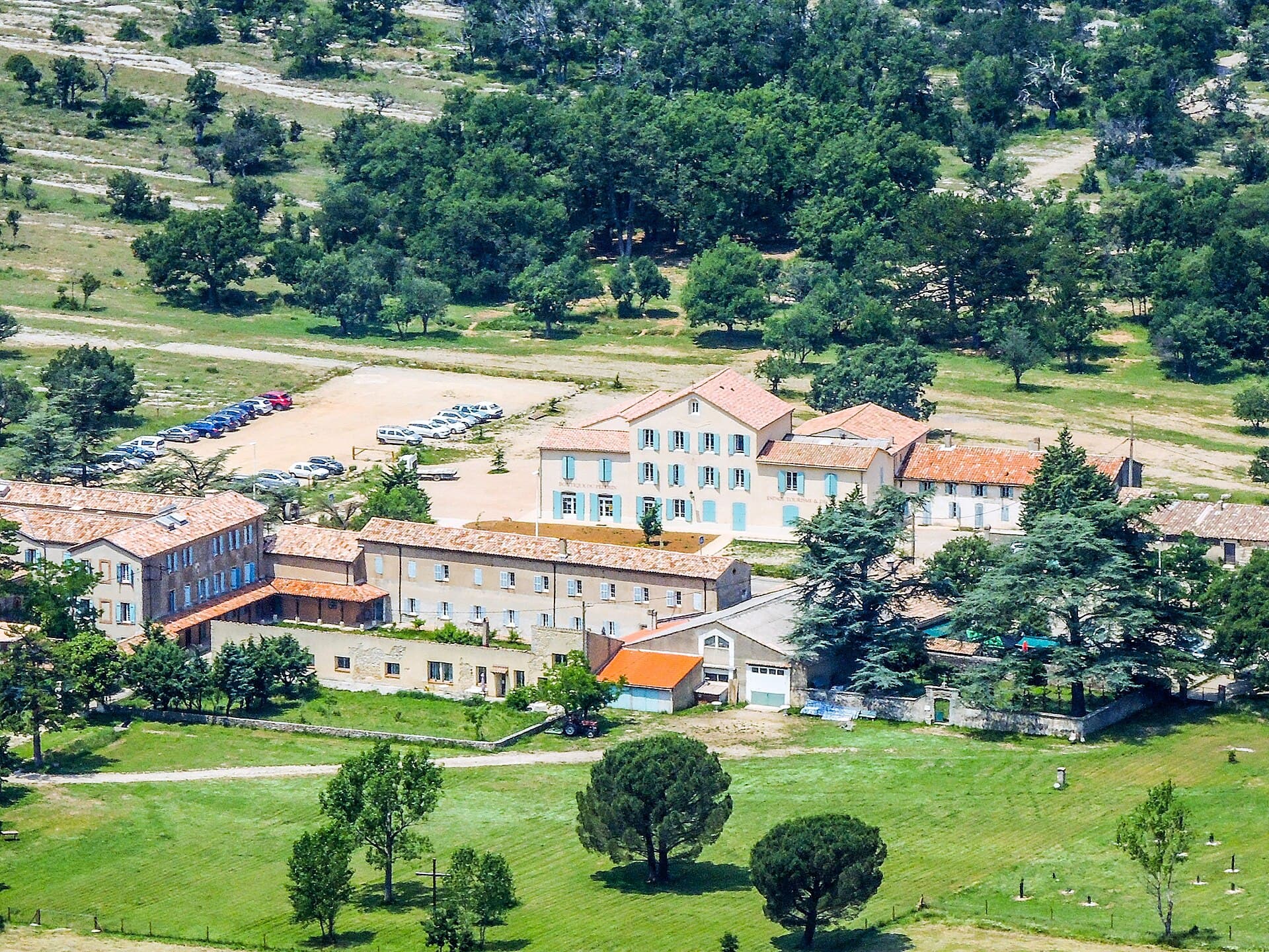 Hostellerie de la Sainte-Baume (via Wikimedia Commons, CC BY-SA 4.0)