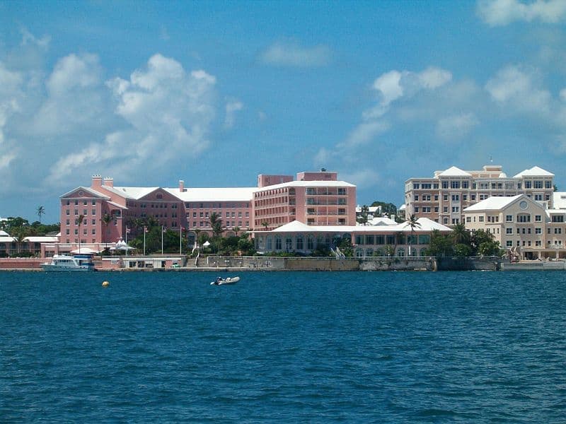 The Fairmont Hamilton Princess (via Wikimedia Commons, CC BY-SA 3.0)