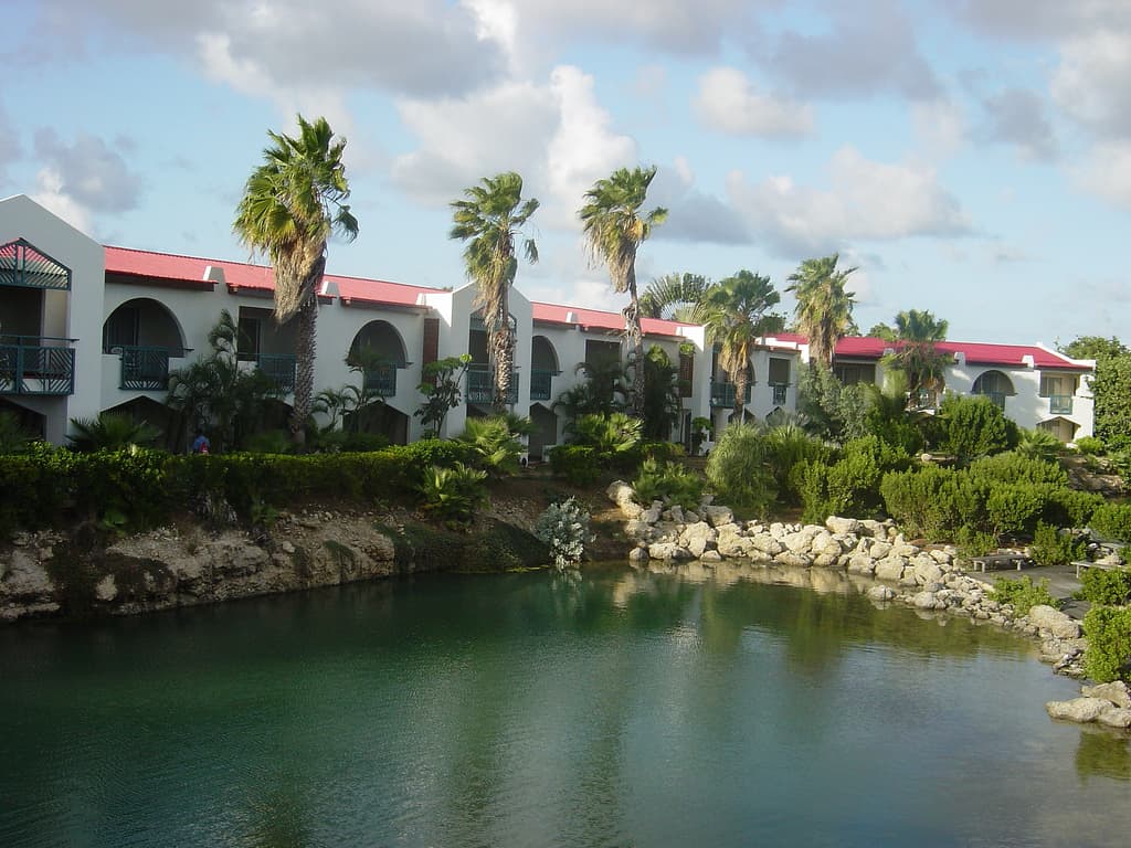 Plaza Resort Bonaire (via Wikimedia Commons, CC BY 2.0)