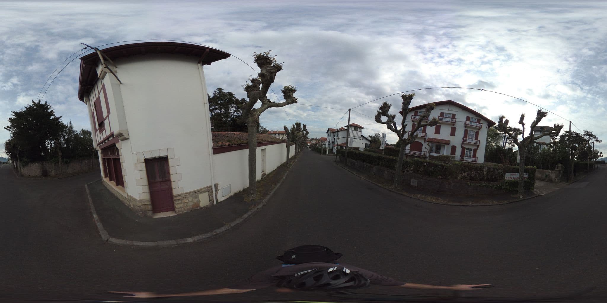 Street view near Hôtel Les Goëlands, Saint-Jean-de-Luz — © geovelo (CC BY-SA · Mapillary)