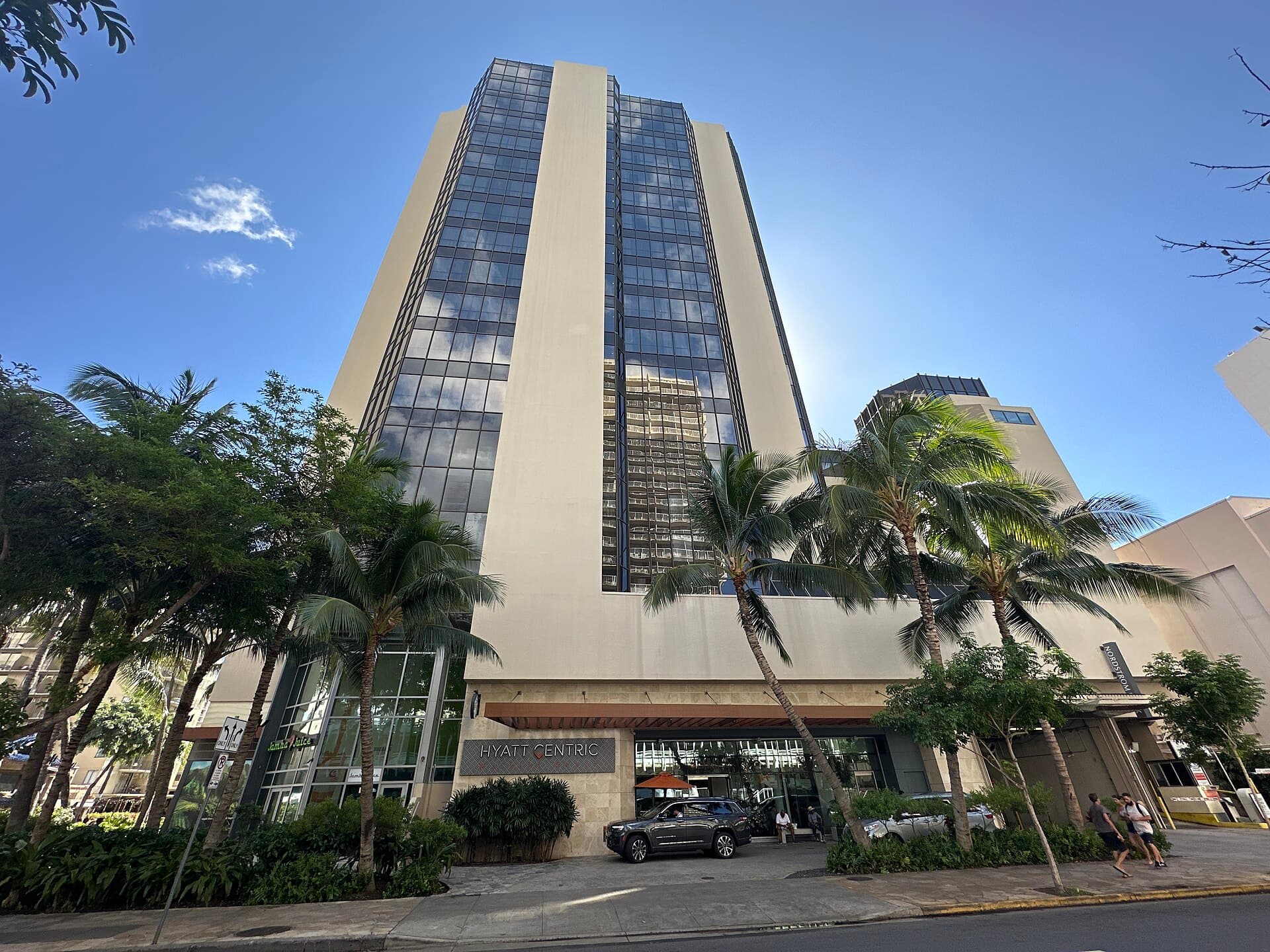 Pool - Hyatt Centric Waikiki Beach, Honolulu (via Wikimedia Commons, CC BY-SA 3.0)