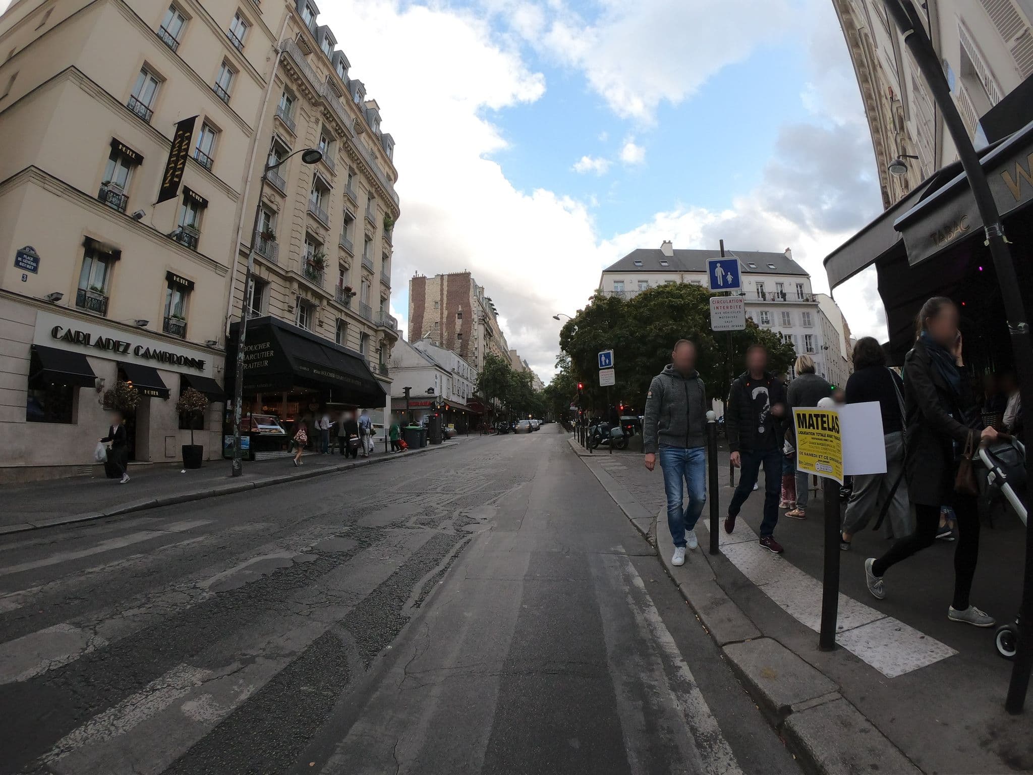 Street view near Carladez Cambronne, Paris 15 Vaugirard — © ywwwes (CC BY-SA · Mapillary)
