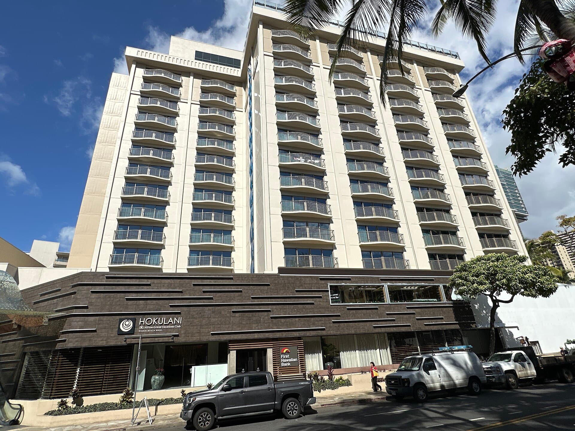 Hokulani Waikiki by Hilton Grand Vacations (via Wikimedia Commons, CC BY-SA 3.0)