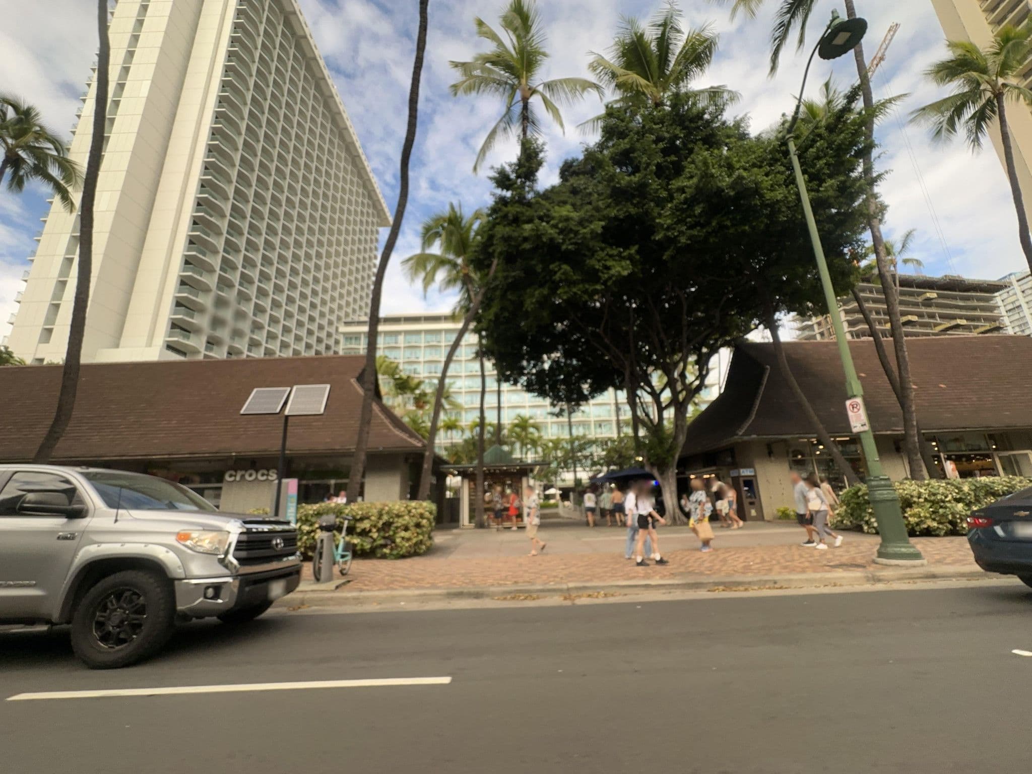 Street view near the pink hotel, Waikīkī — © quickness805 (CC BY-SA · Mapillary)