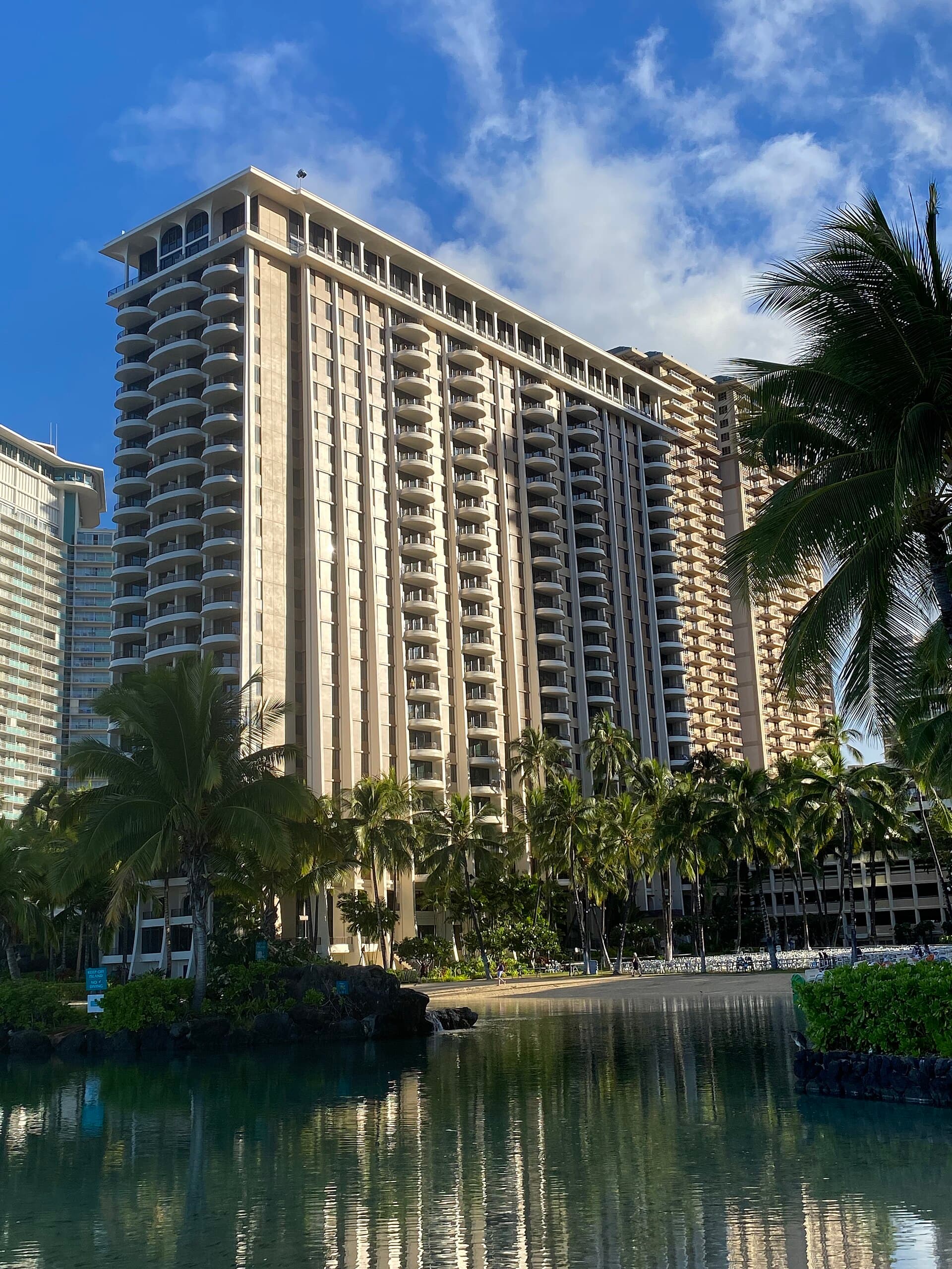 Grand Waikikian by Hilton Grand Vacations (via Wikimedia Commons, CC BY-SA 3.0)