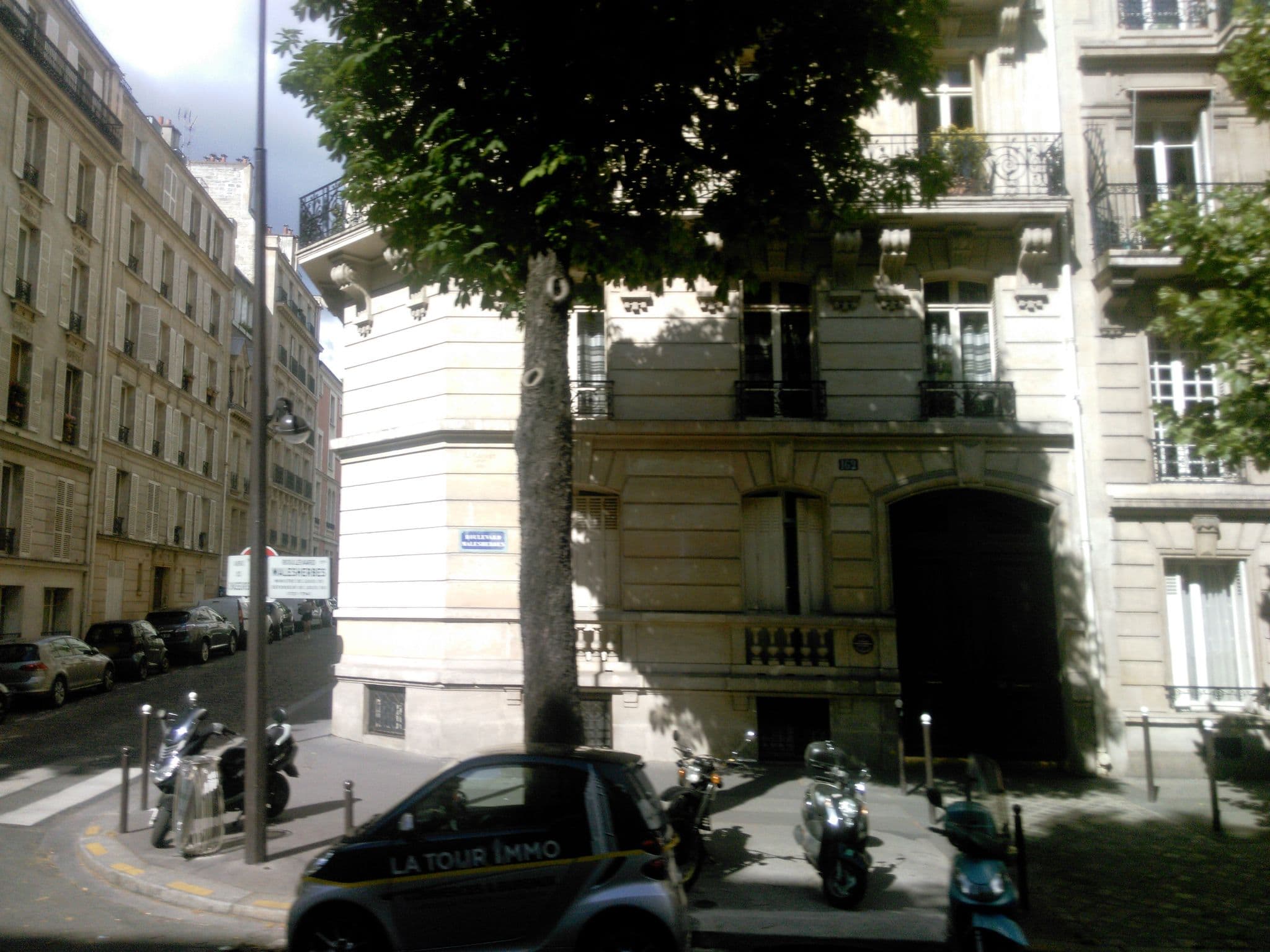 Street view near Hôtel Saint-Cyr Étoile, Paris 17 Batignolles-Monceau — © wowik (CC BY-SA · Mapillary)