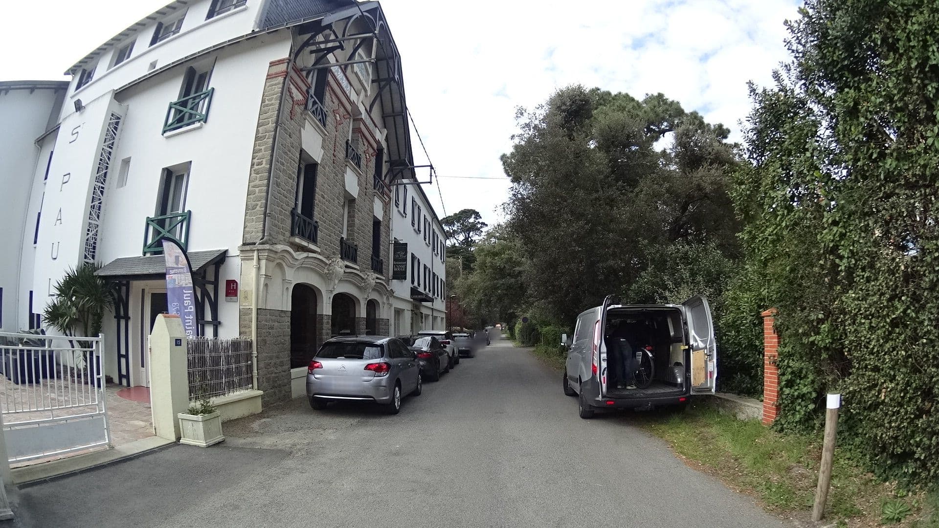 Street view near Hôtel Saint-Paul, Noirmoutier-en-l'Île — © panieravide (CC BY-SA · Mapillary)