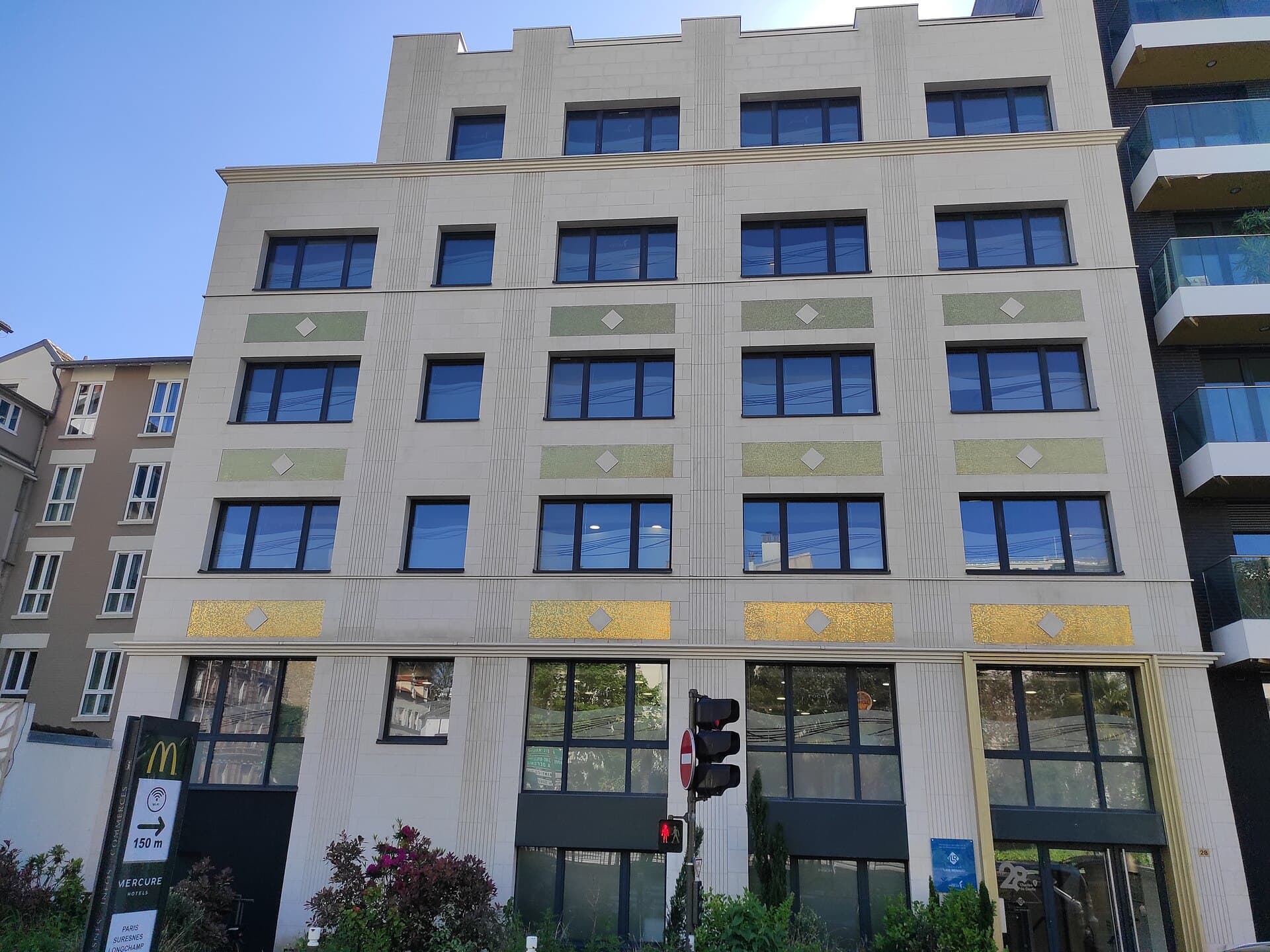 Mercure Paris Suresnes Longchamp (via Wikimedia Commons, CC BY-SA 4.0)