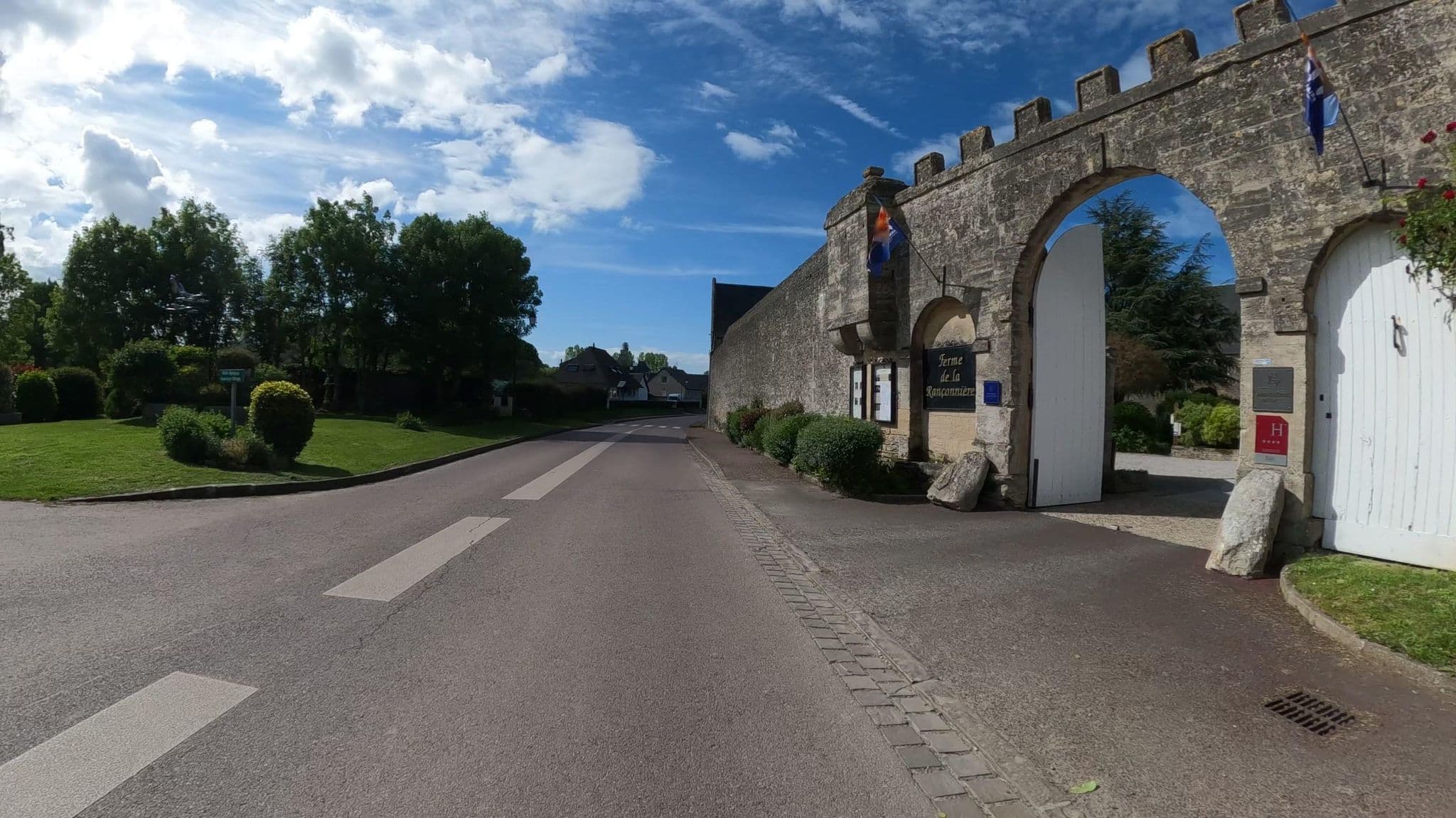 Street view near Ferme de La Rançonnière, Ver-sur-Mer — © Nzau (CC BY-SA · Mapillary)