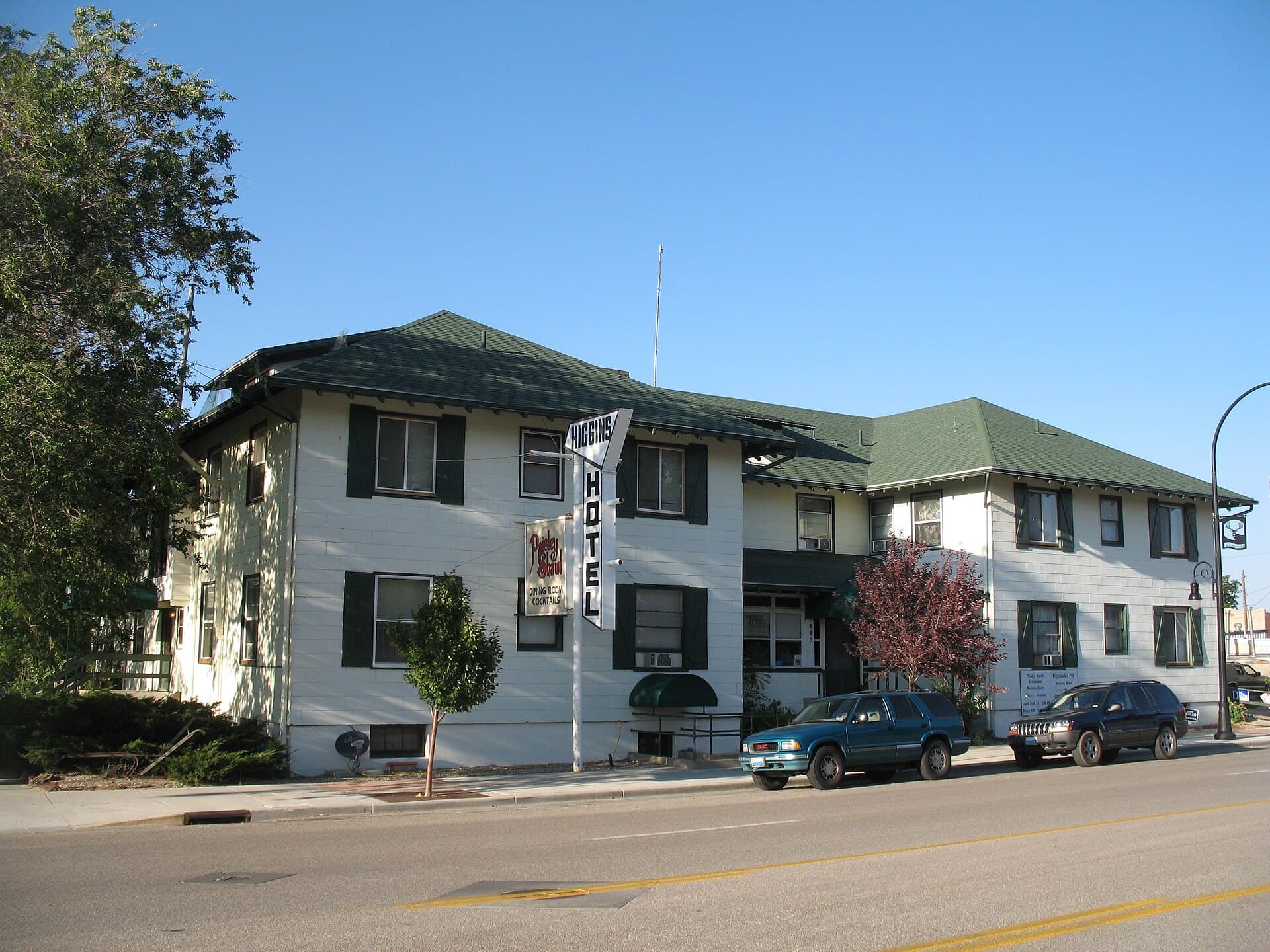 Higgins Hotel (via Wikimedia Commons, CC BY-SA 3.0)