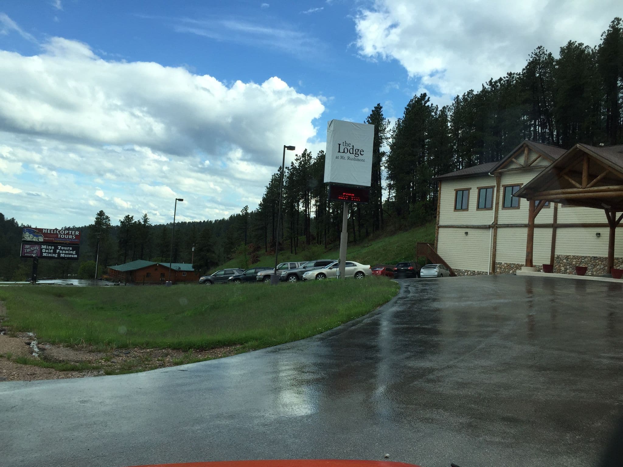 Street view near Mt. Rushmore`s Presidents View Hotel Keystone (South Dakota), Colonial Pine Hills — © airfoof (CC BY-SA · Mapillary)