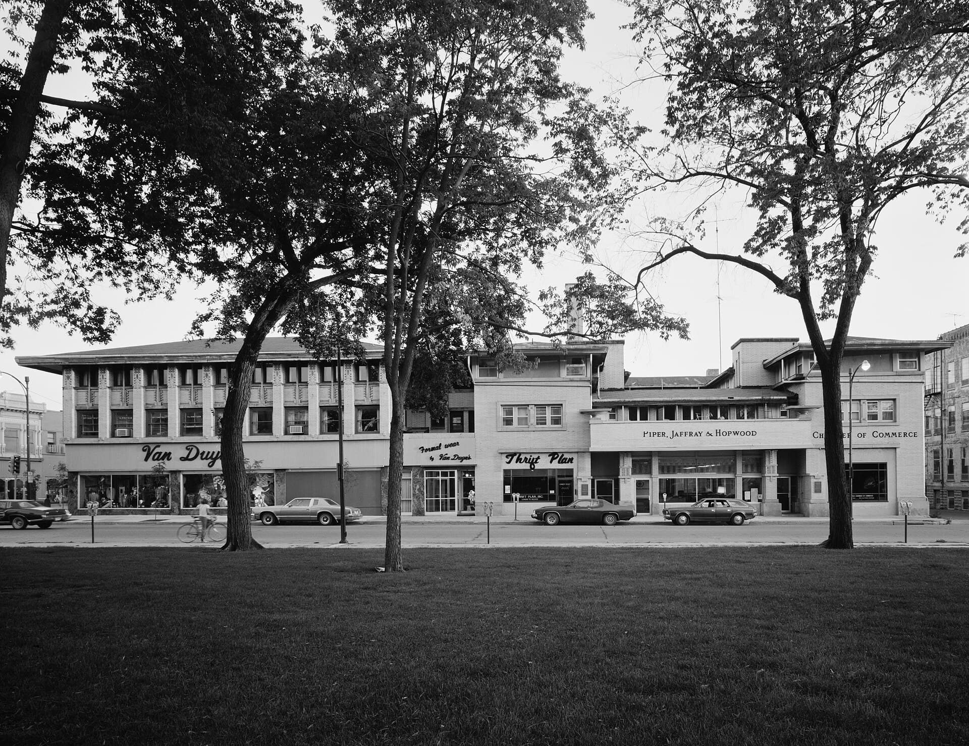 Park Inn Hotel (via Wikimedia Commons, Public domain)
