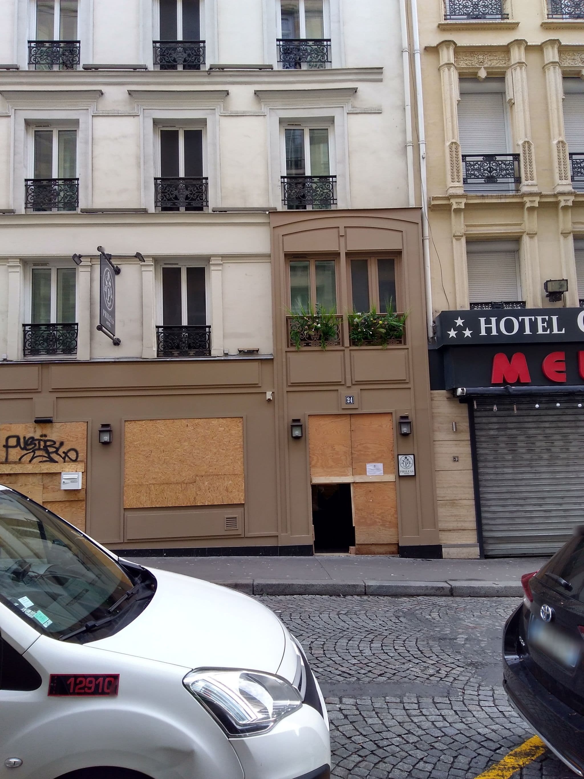 Street view near Hôtel Phileas, Paris 08 Élysée